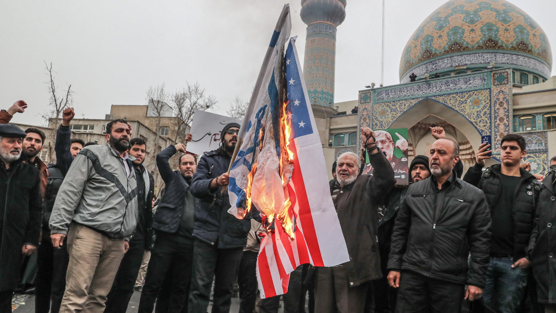 Demonstranten verbrennen US-Flagge in Teheran | dpa