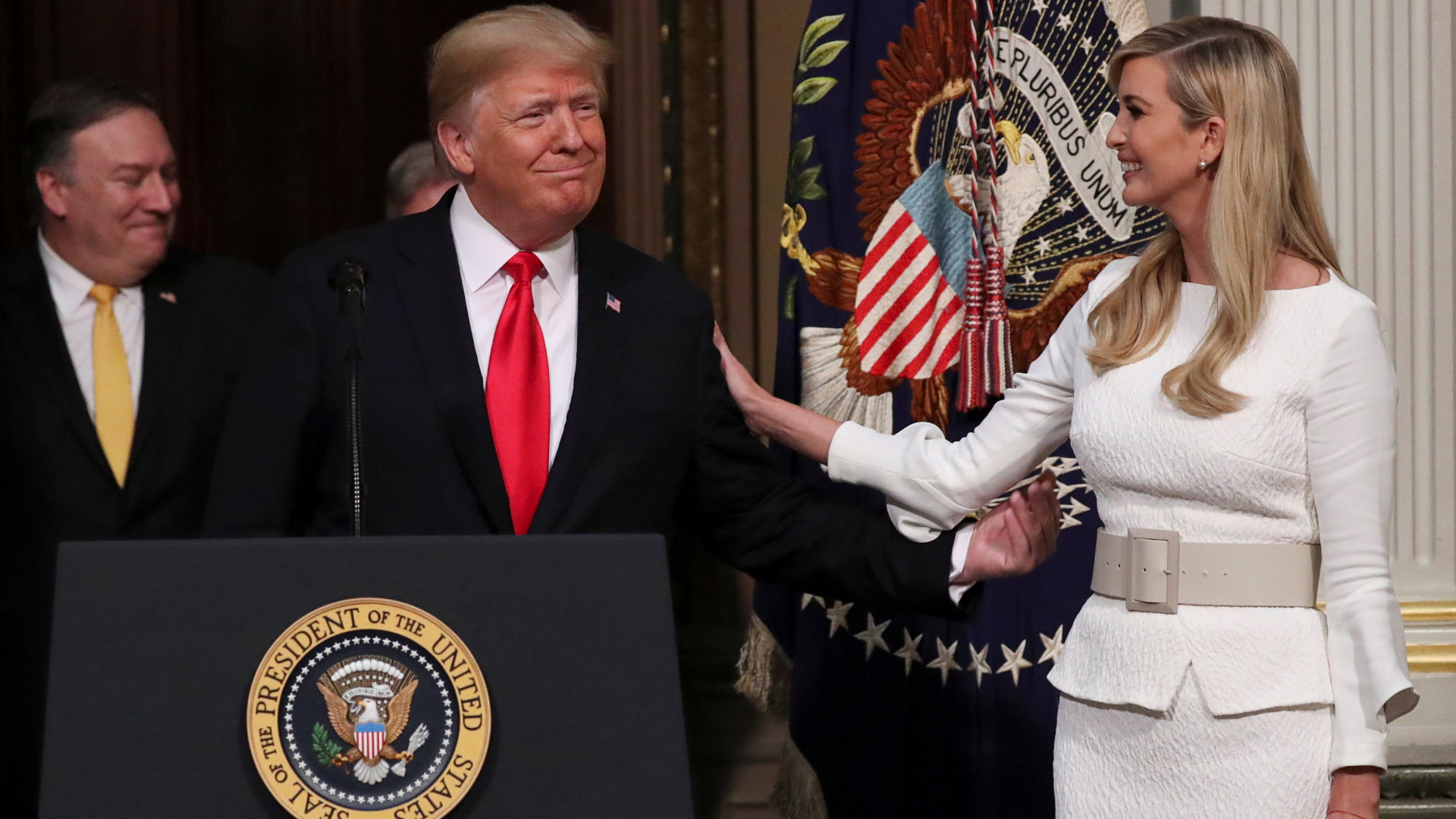Ivanka Trump berührt ihren Vater liebevoll an der Schulter, als dieser im Oktober 2018 eine Rede hält. | Bildquelle: REUTERS
