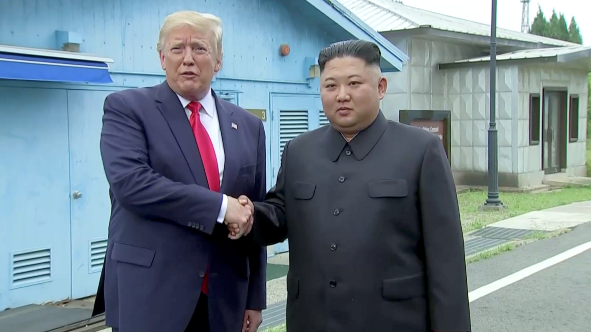 Handschlag zwischen Trump und Kim in der demilitarisierten Zone zwischen Nord- und Südkorea