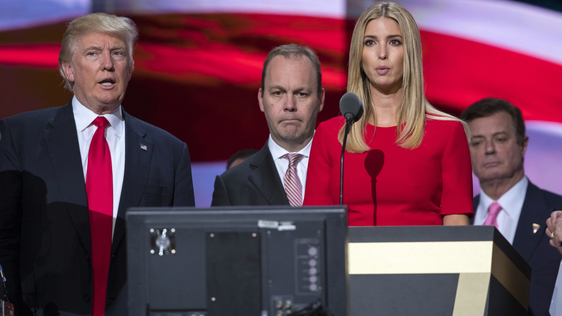Manfort (rechts) und Gates (Mitte) mit Donald und Ivanka Trump im Wahlkampf 2016 | AP