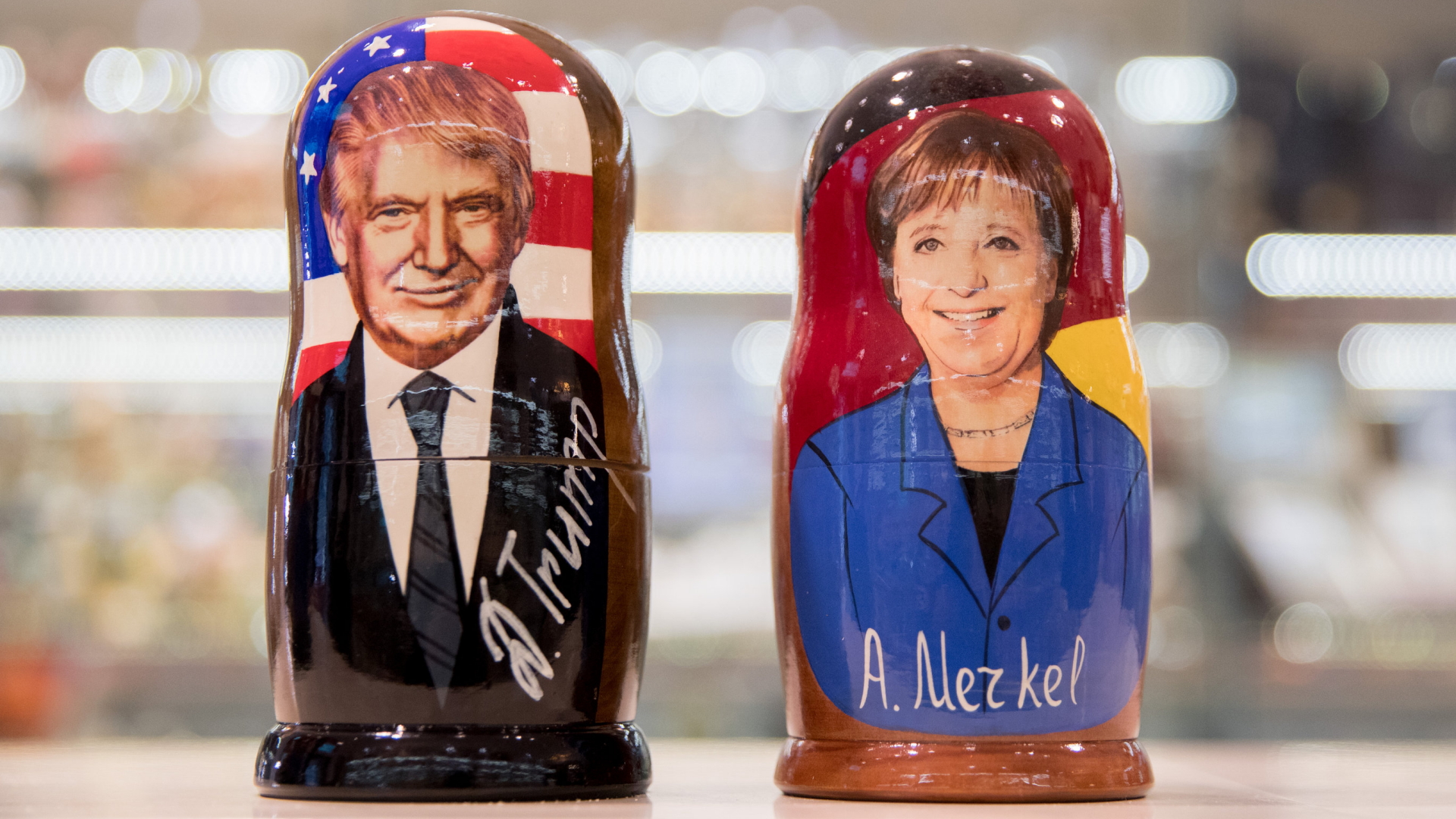 Matroschka-Puppen mit Trump- und Merkel-Porträts