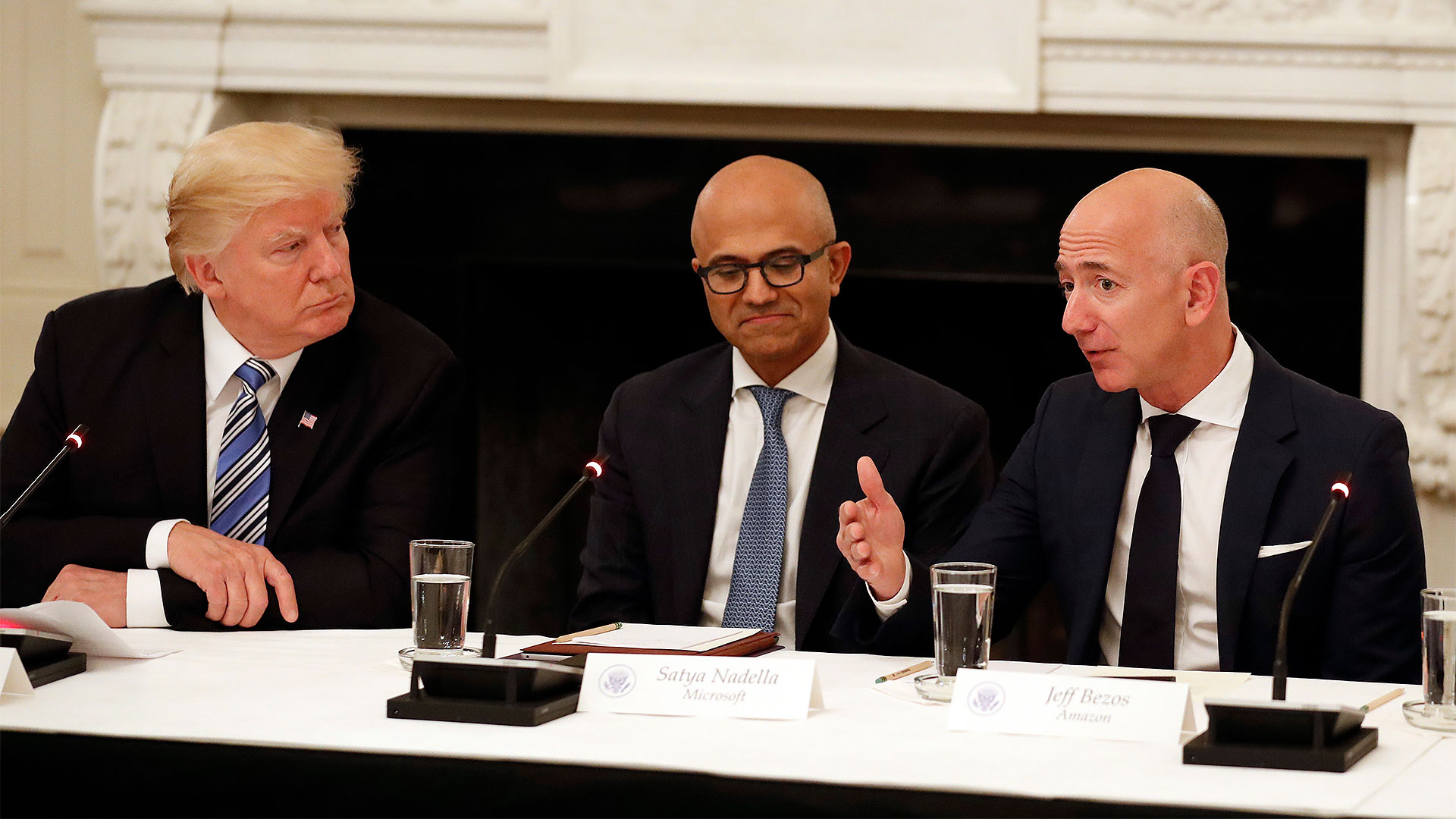 Donald Trump, Satya Nadella und Jeff Bezos (v. l.) bei einem Treffen im Weißen Haus