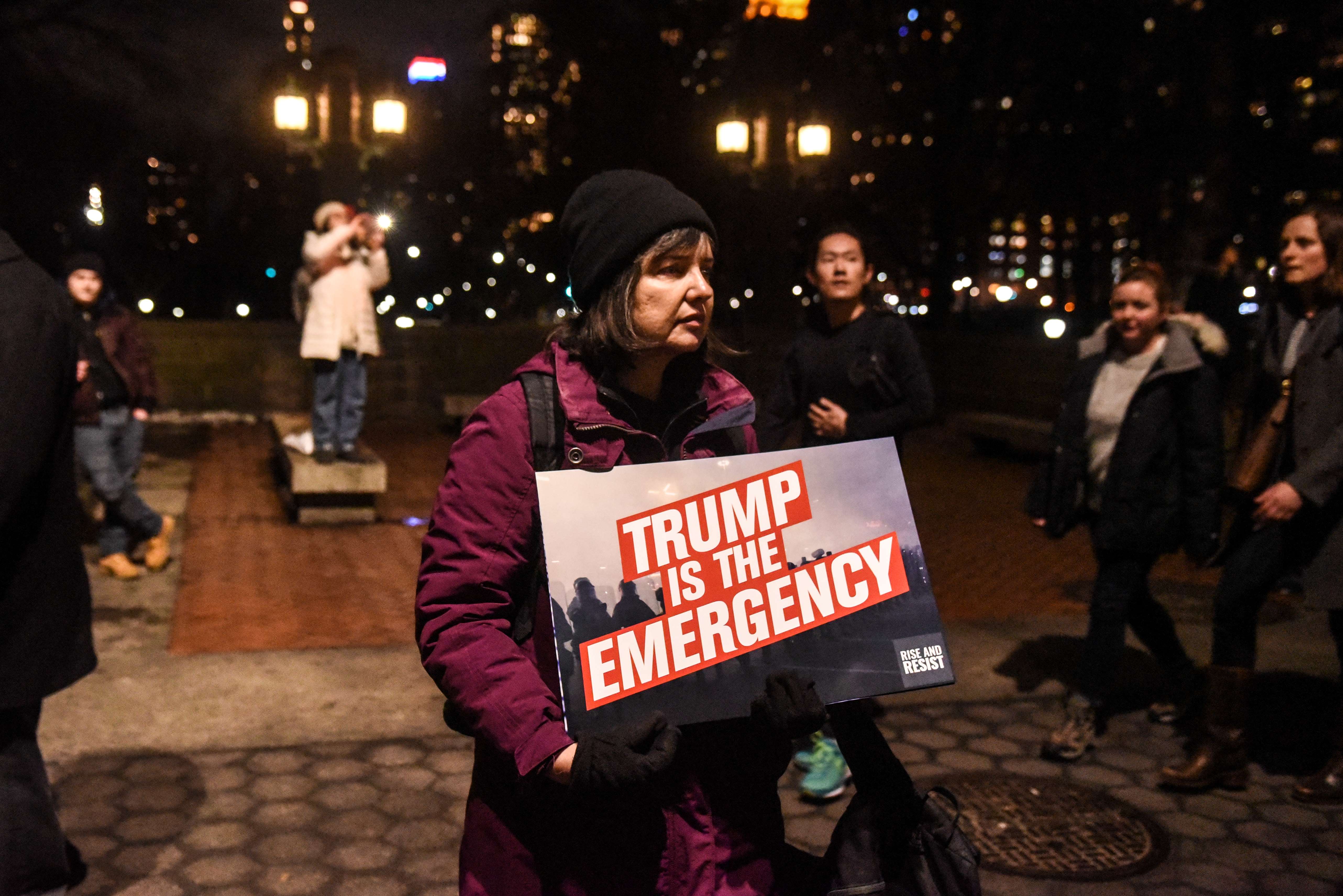 Eine Demonstrantin hält ein Schild mit der Aufschrift "Trump ist the emergency" ("Trump ist der Notstand") in der Hand | AFP
