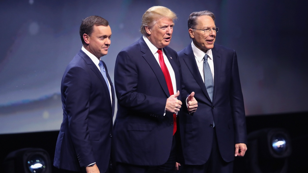 Donald Trump (mi.) mit den beiden NRA-Führungskräften Chris Cox (li.) und Wayne LaPierre | AFP