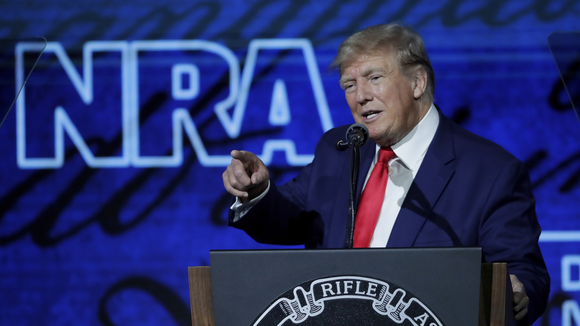 Pertemuan lobi senjata NRA: Trump menyerukan lebih banyak senjata, bukan lebih sedikit