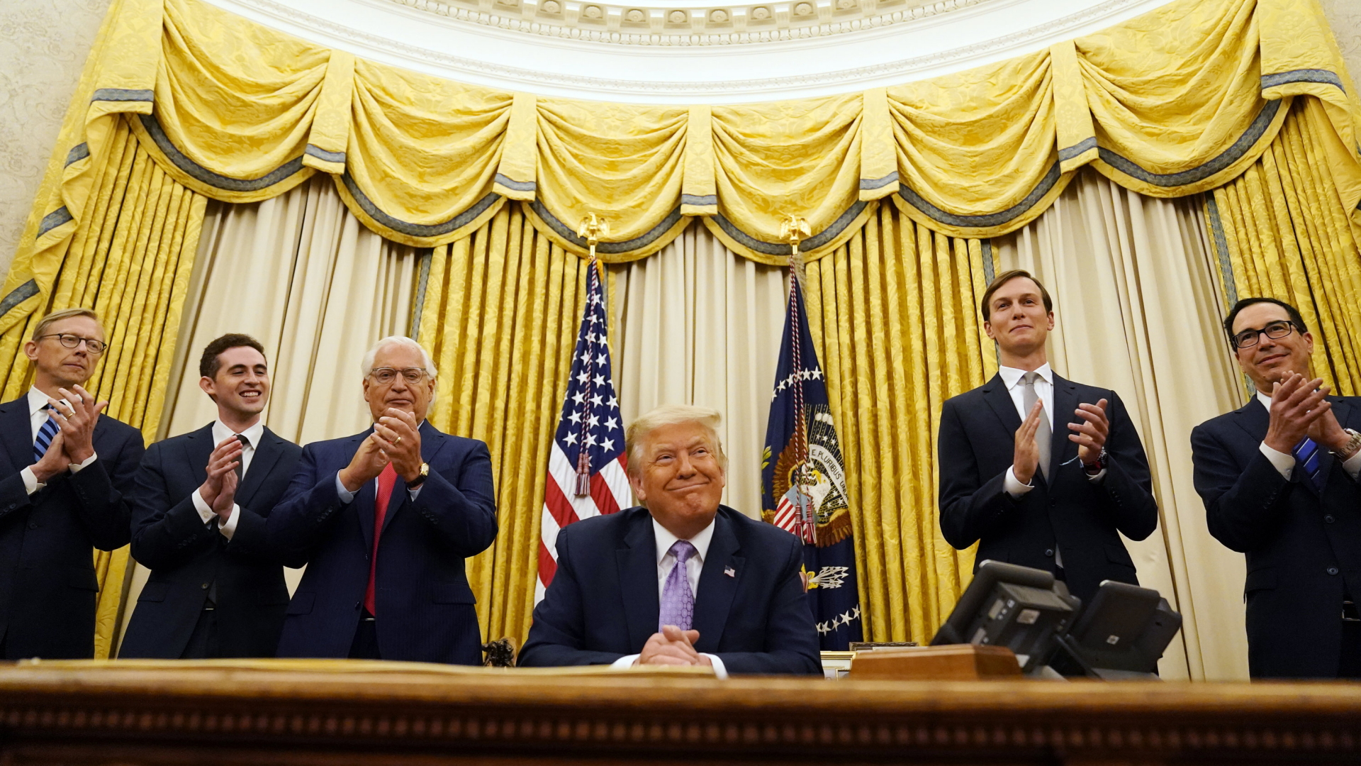 US-Präsident Donald Trump wird im Oval Office beklatscht.