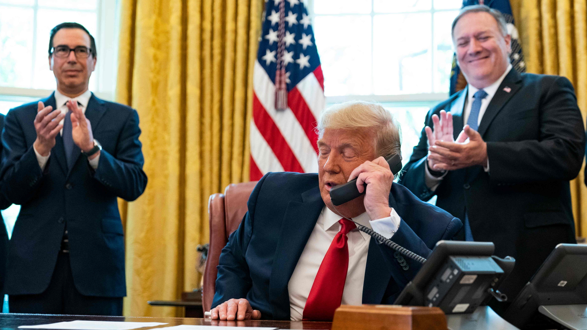 US-Präsident Donald Trump telefoniert im Oval Office mit den Regierungschefs von Israel und dem Sudan. | AFP