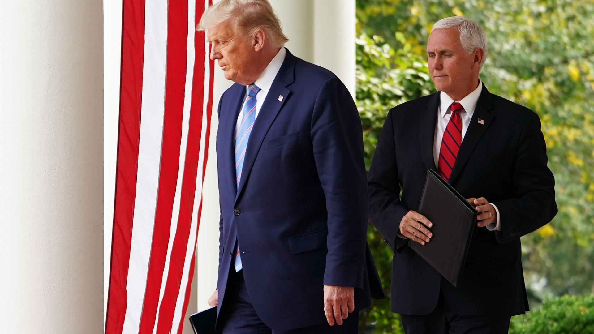 US-Präsident Donald Trump und sein Vize Mike Pence gehen in Richtung Rosengarten des Weißen Hauses. | AFP