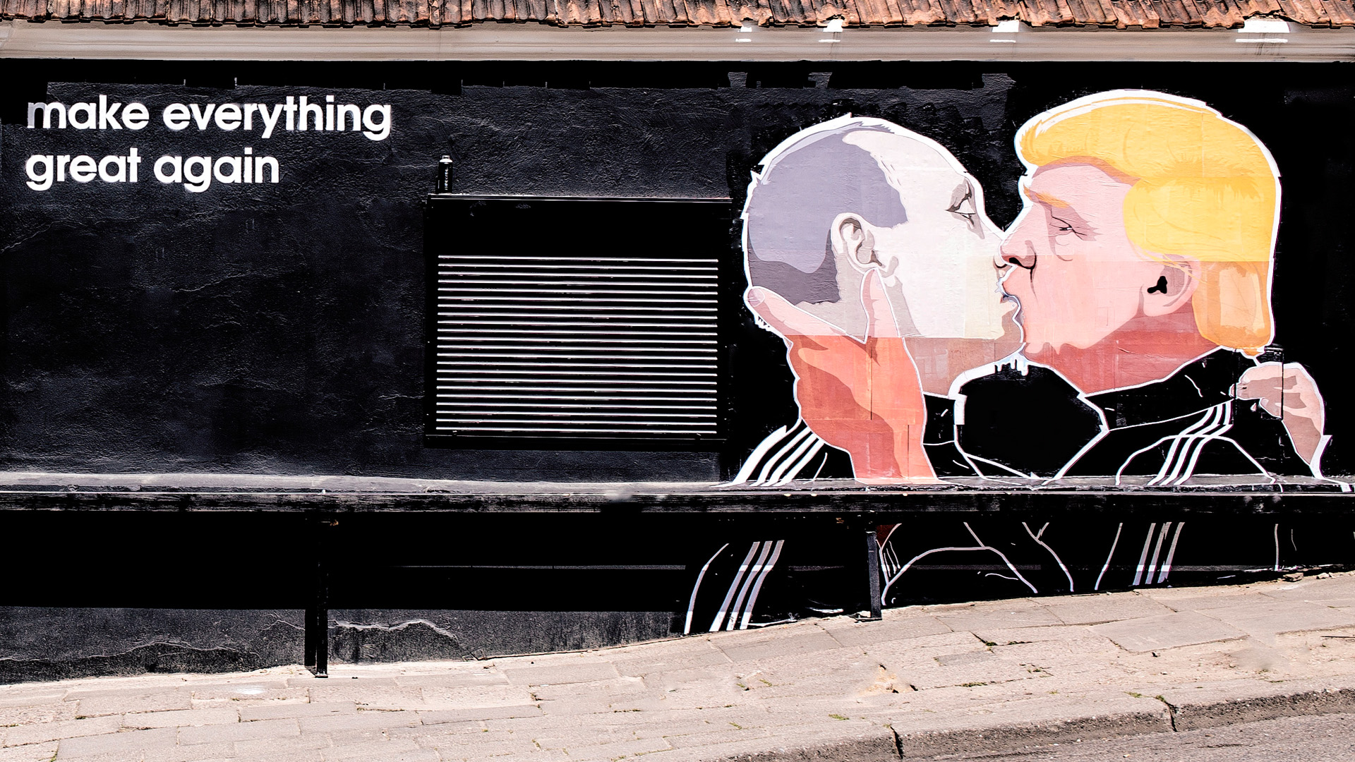 Ein Graffiti mit Putin und Trump in Vilnius, Litauen.