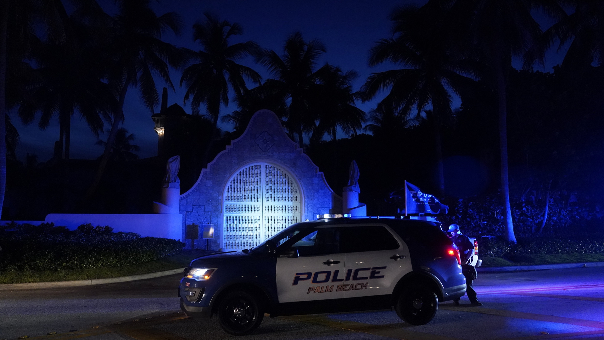 Ein Polizeiwagen steht vor dem Trump-Domizil in Florida.