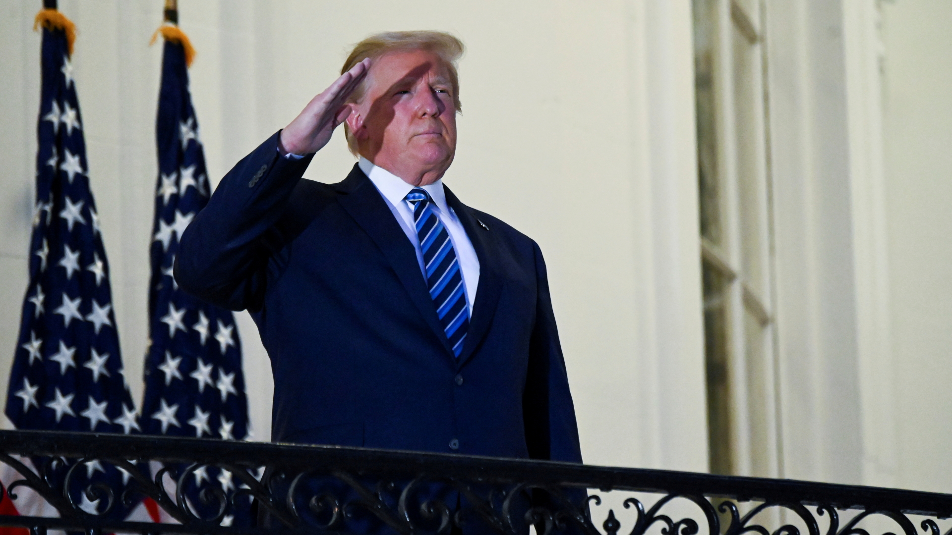 US-Präsident Donald Trump salutiert auf einem Balkon des Weißen Hauses. | REUTERS