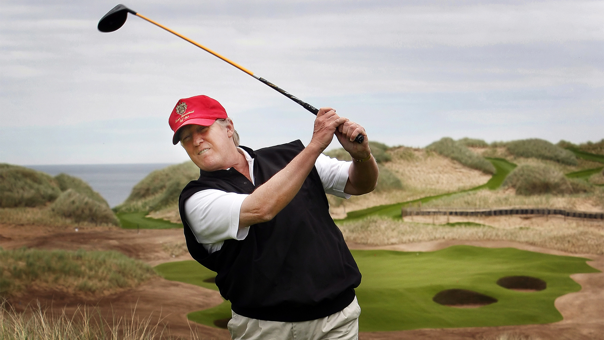 Donald Trump spielt Golf auf seinem Golfplatz in der Nähe von Aberdeen