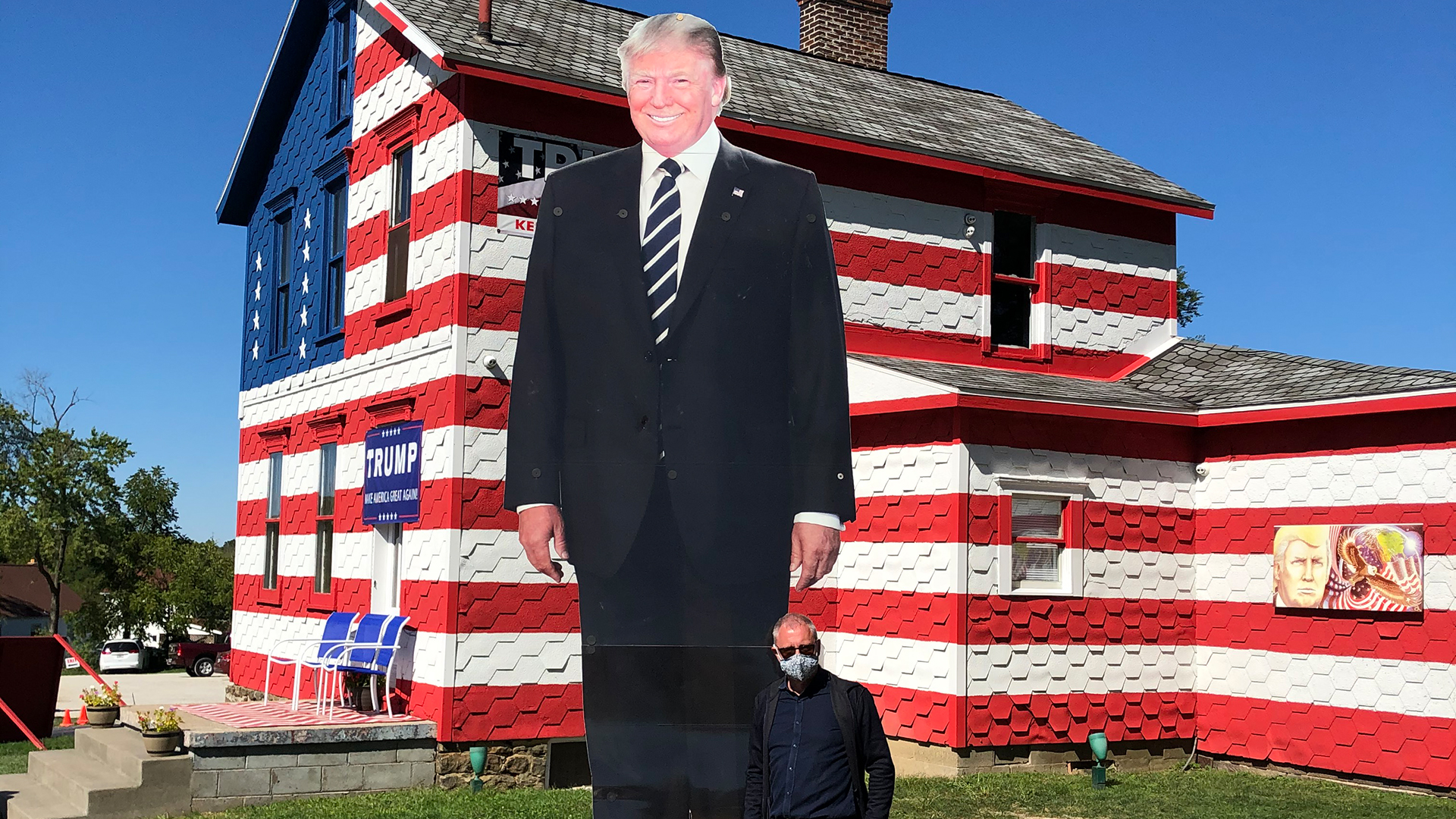 Eine Trump-Unterstützerin hat nahe Johnstown eine riesige Figur des Präsidenten aufgestellt. | Stefan Niemann