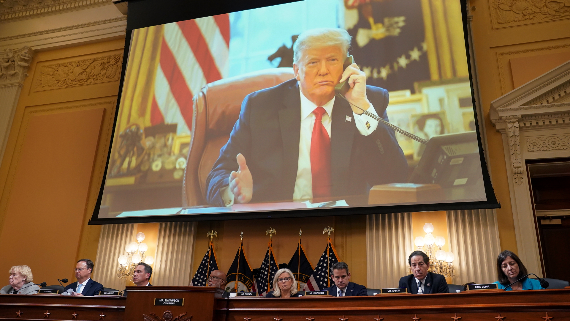 Auf einer Leinwand im US-Kongress ist während einer Sitzung des Untersuchungsausschusses zum 6. Januar 2021 ein telefonierender Donald Trump zu sehen | EPA