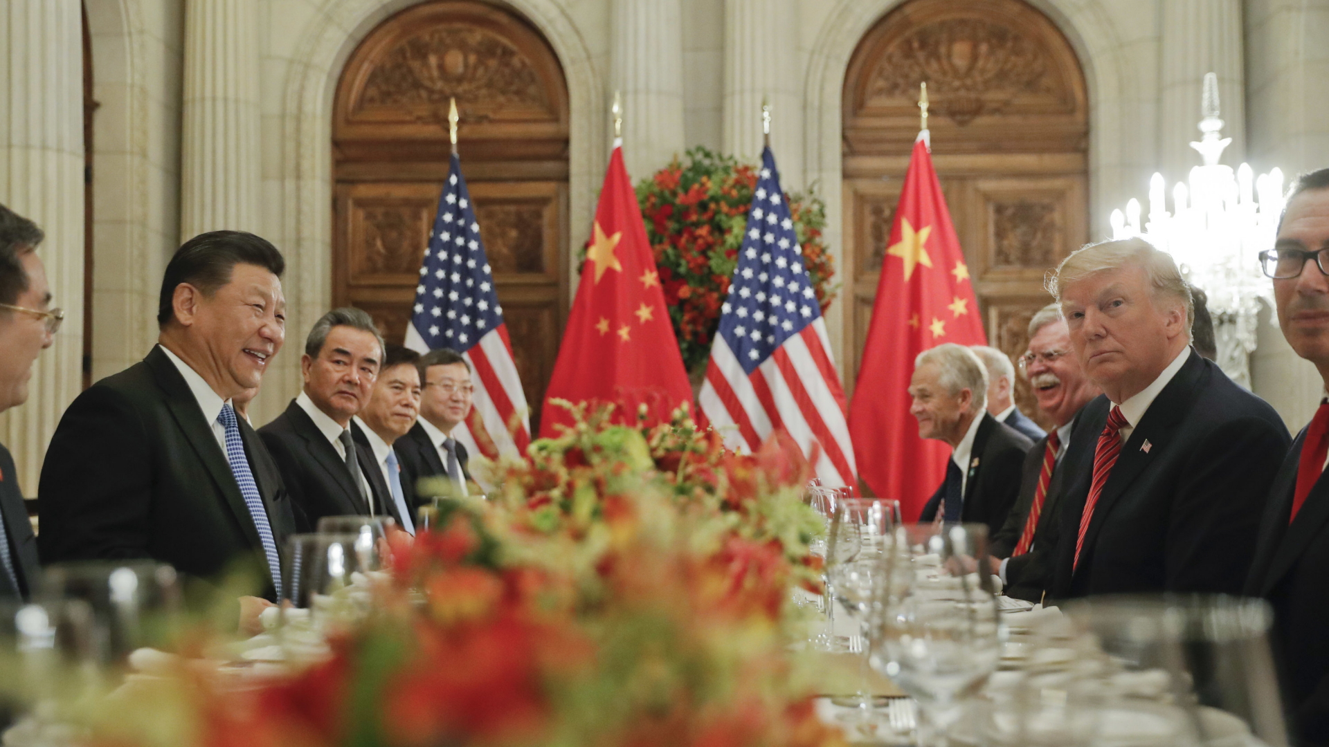 Die Delegationen von Chinas Präsident Xi Jinping und US-Präsident Donald Trump sitzen sich beim Abendessen in Buenos Aires gegenüber. | Bildquelle: AP