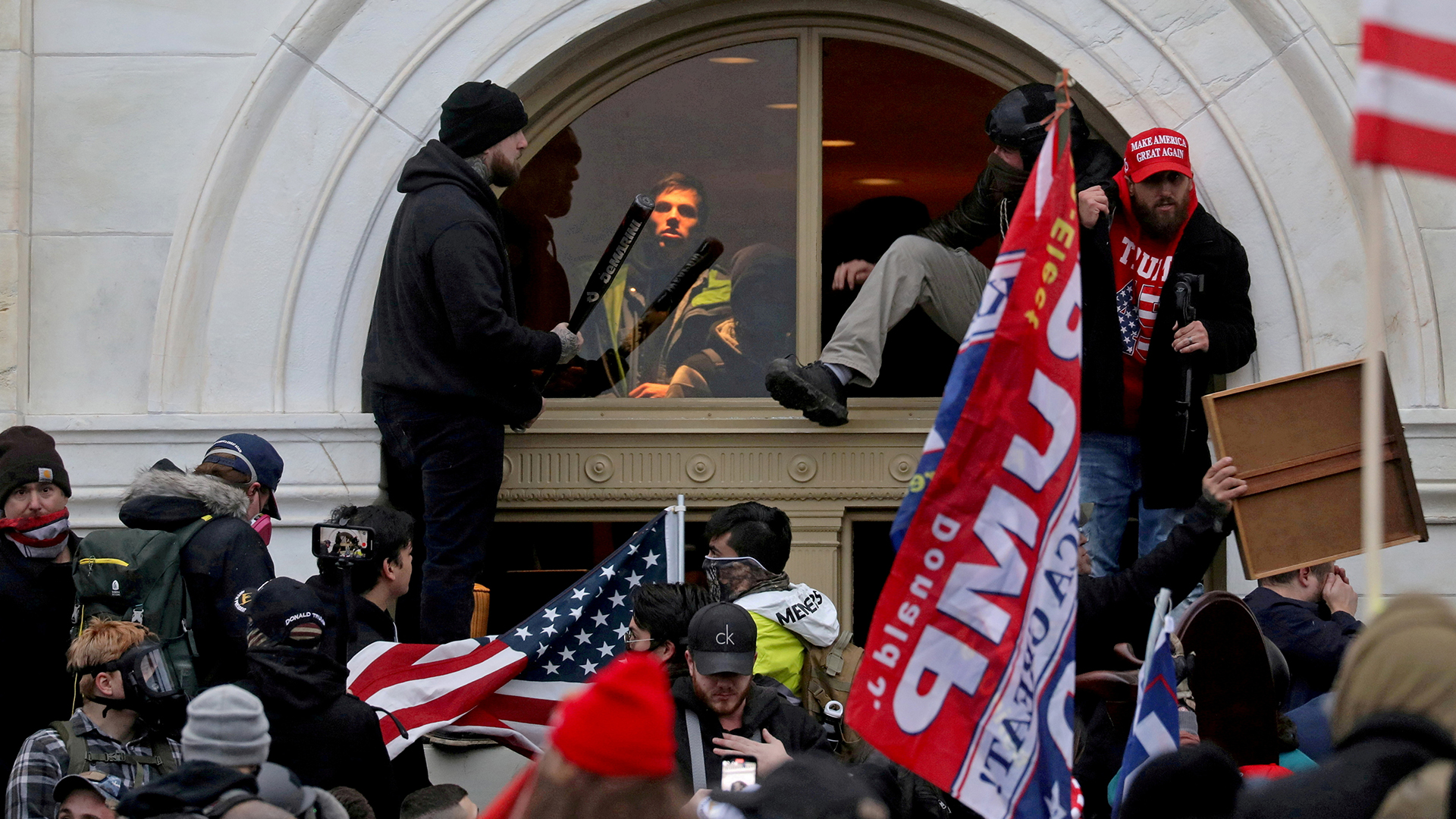 Anhänger des früheren US-Präsidenten Donald Trump klettert durch ein zerbrochenes Fenster des US-Kapitols.(Archivbild: 06.01.2021) | REUTERS