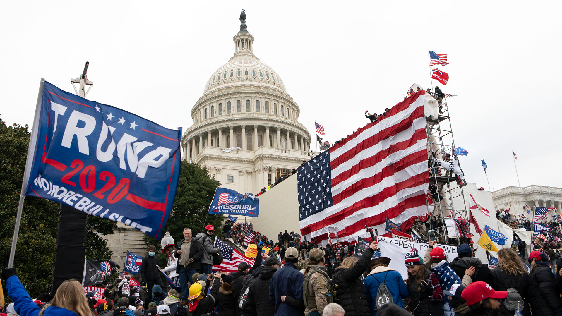 Trump-Anhänger vor dem US-Kapitol in Washington. (Archivbild: 06.01.2021) | AP