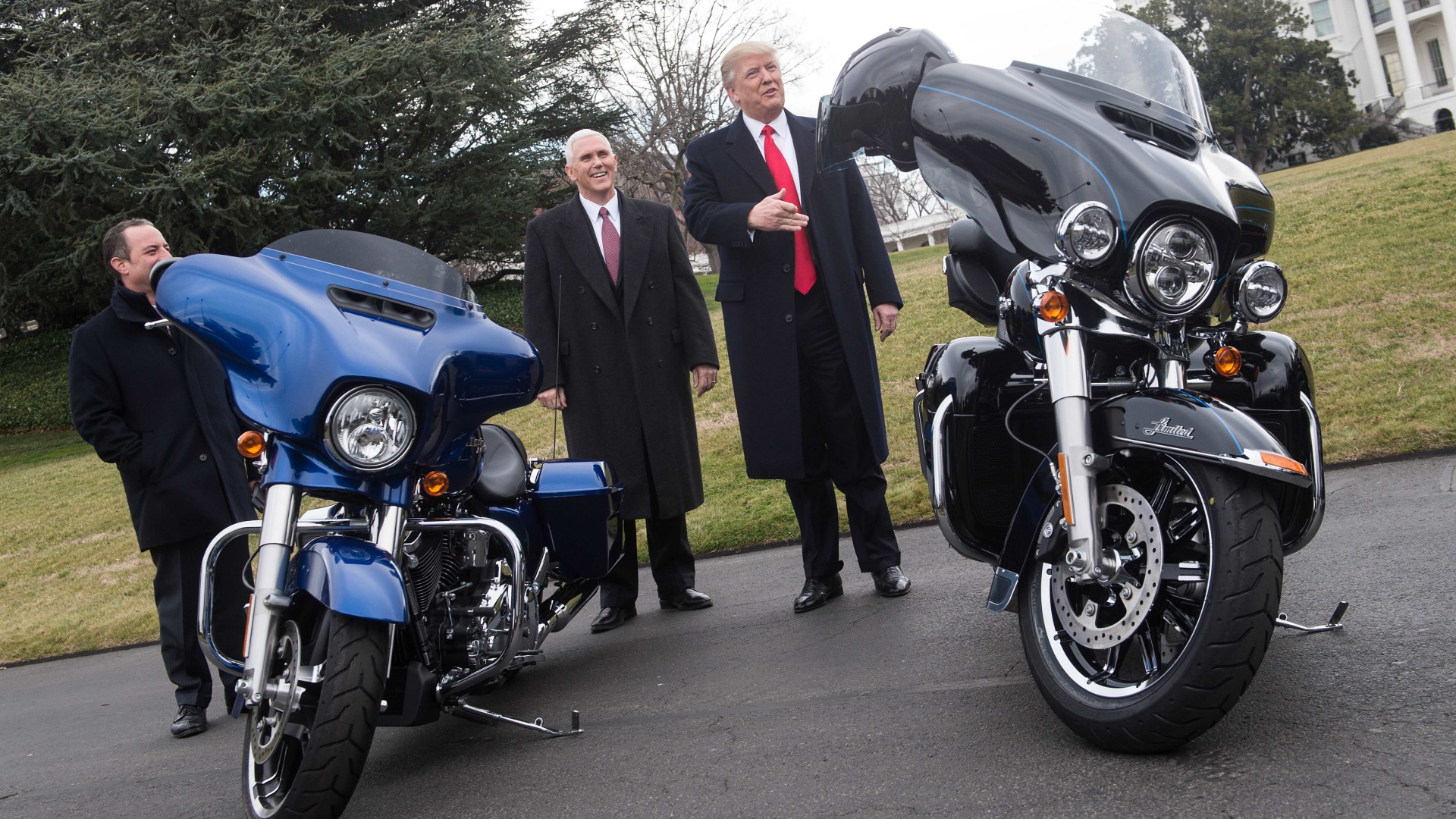 US-Präsident Trump und sein Vize Pence zwischen Harley-Maschinen in Washington