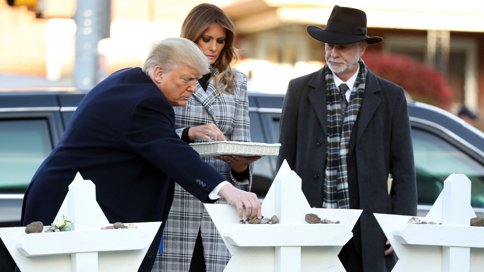 US-Präsident Donald Trump und First Lady Melania Trump legen Steine vor der Tree-of-Life-Synagoge in Pittsburgh nieder - im Judentum ein Akt des Totengedenkens. | Bildquelle: AP
