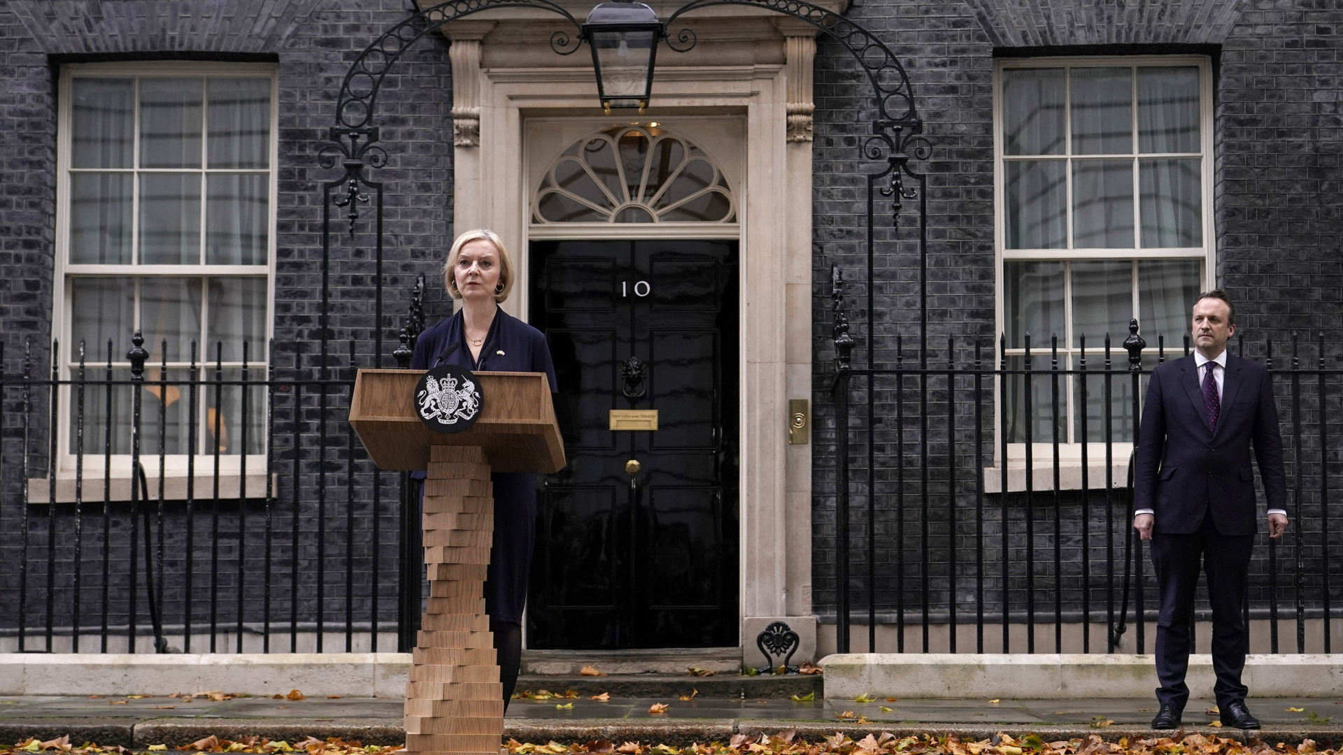 Liz Truss vor der Downing Street No. 10 | AP
