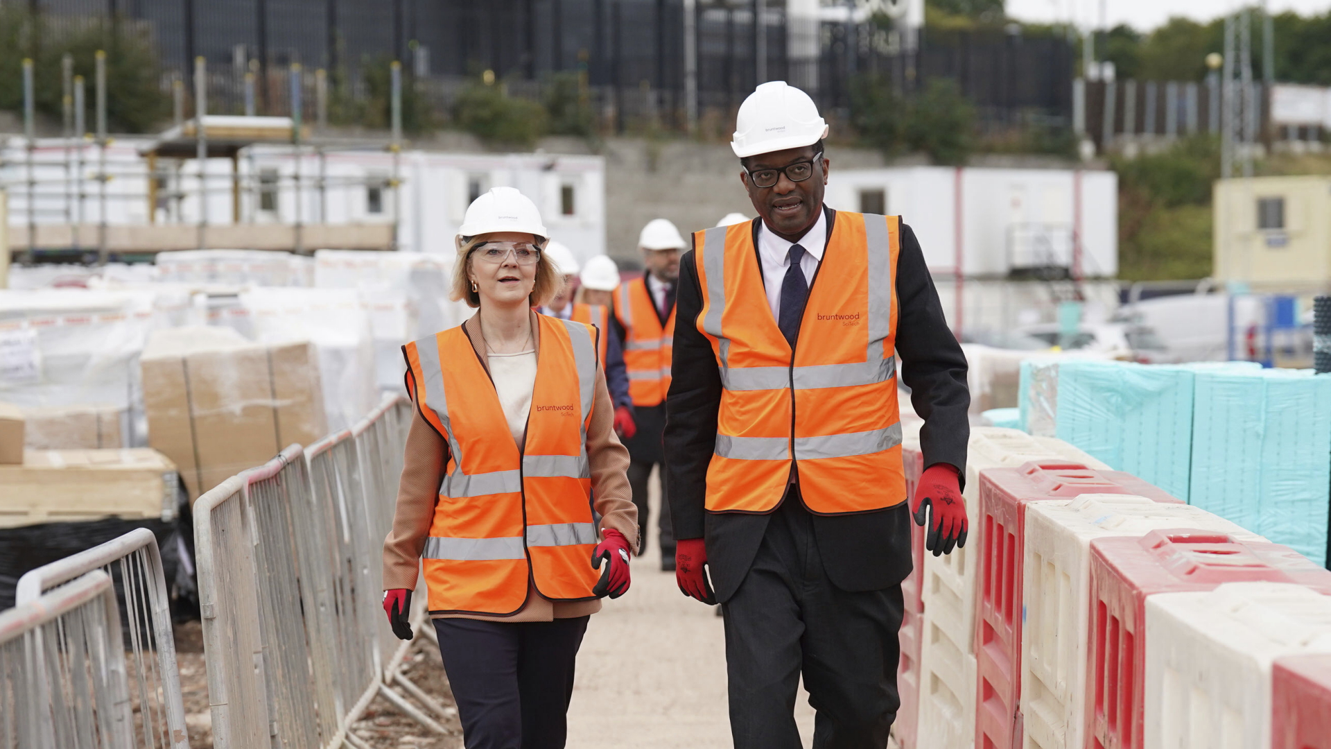 Premierministerin Truss und Finanzminister Kwarteng bei der Besichtigung einer Baustelle in Birmingham (Archivbild)  | dpa
