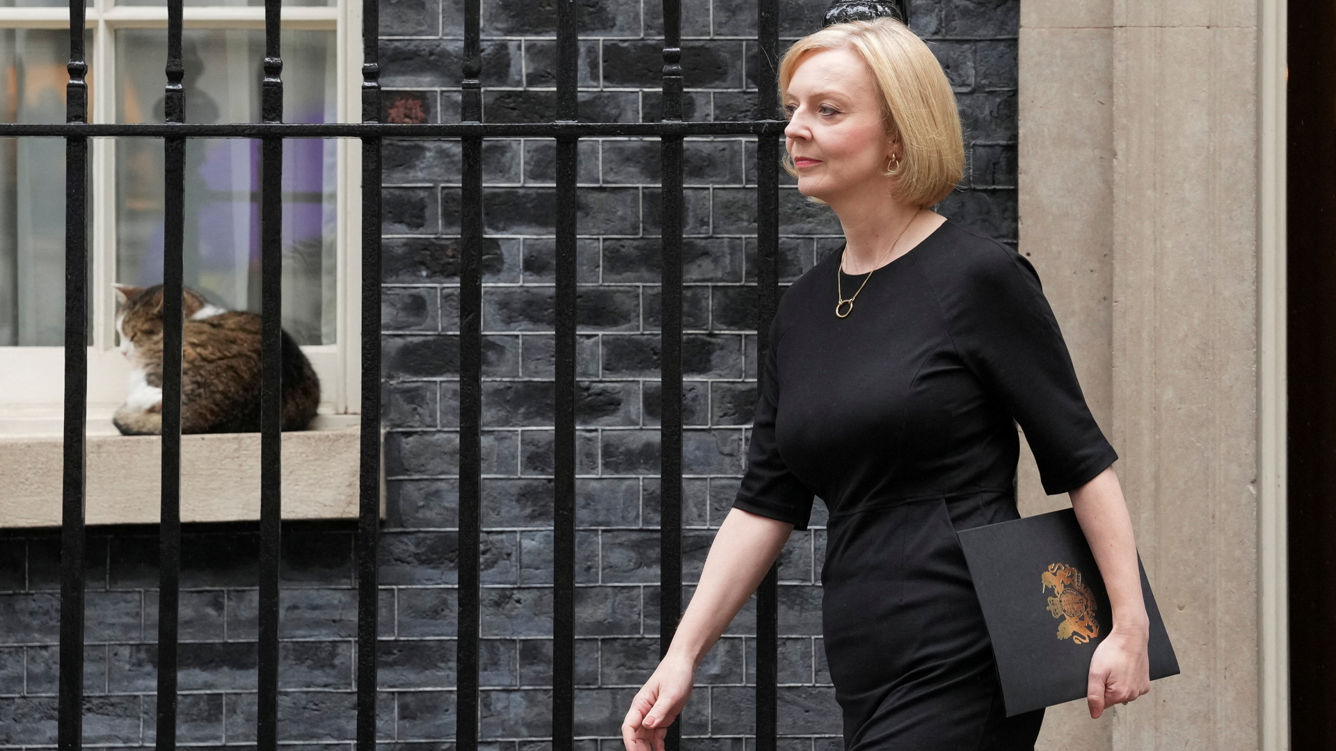 Liz Truss verlässt ihren Amtssitz in London (Großbritannien) mit einer Mappe in der Hand. | REUTERS