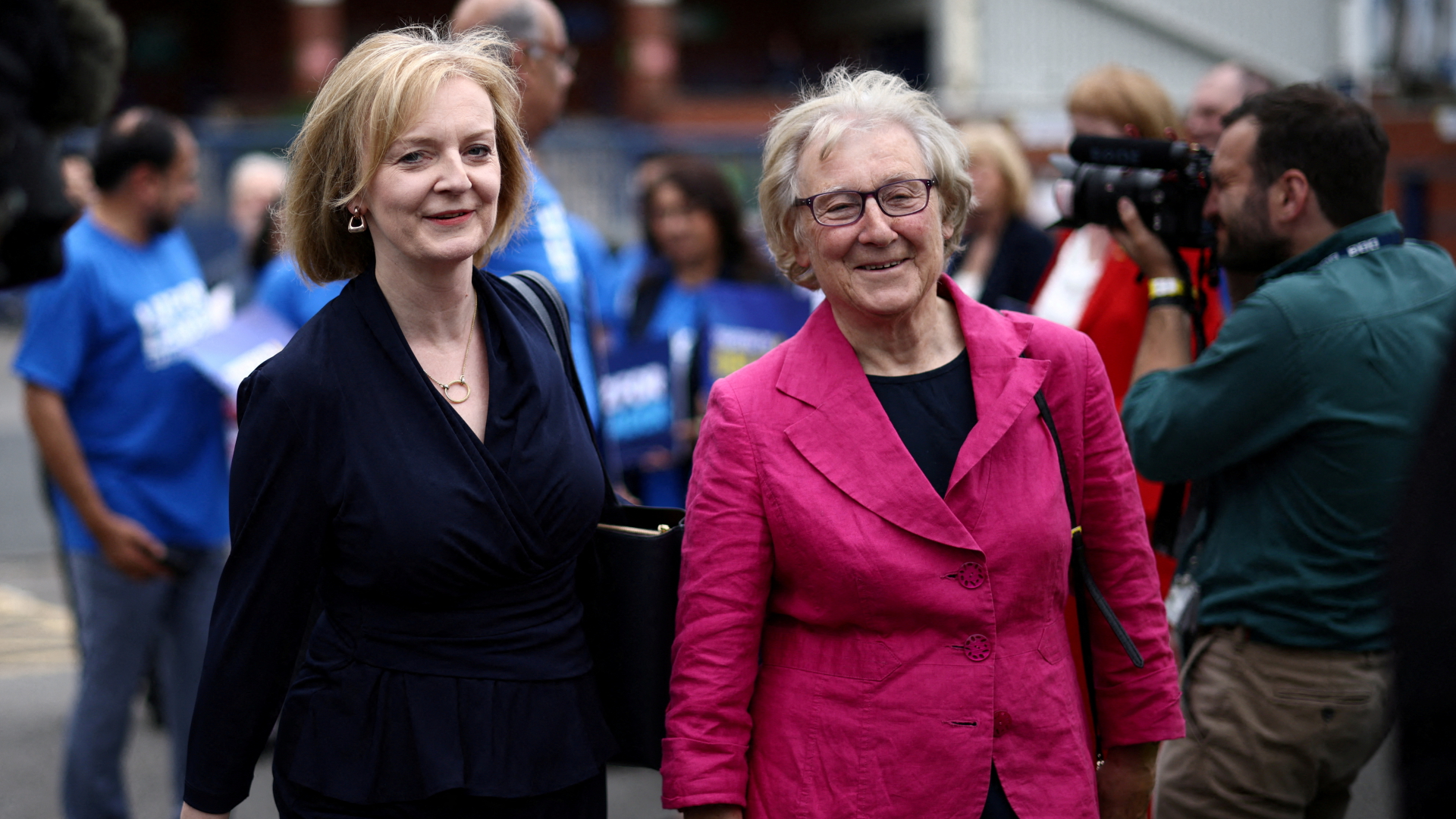 Liz Truss mit ihrer Mutter bei einem Wahlkampfauftritt in Leeds | REUTERS