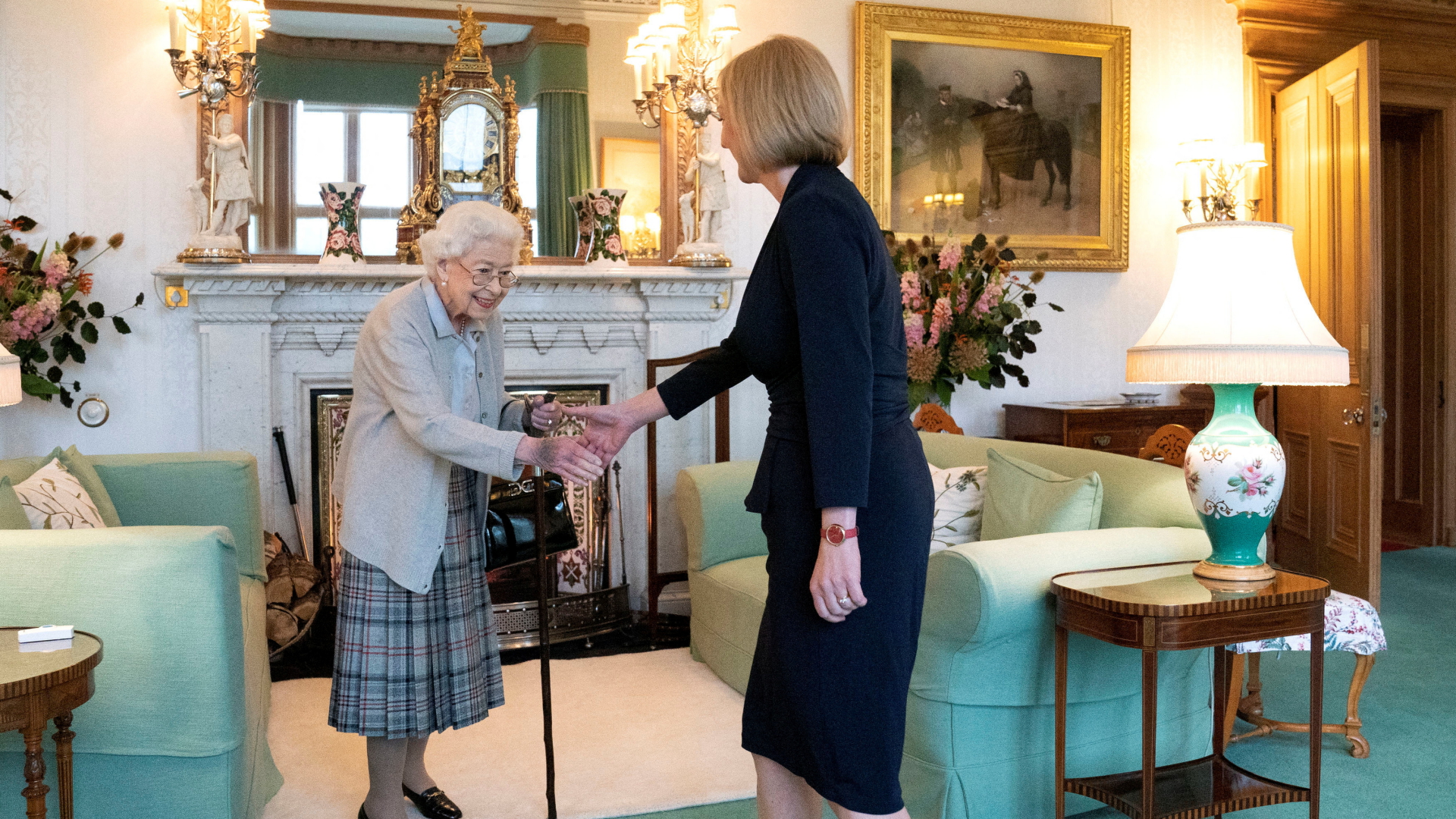 Königin Elizabeth II. schüttelt der neuen Premierministerin  Liz Truss die Hand | REUTERS