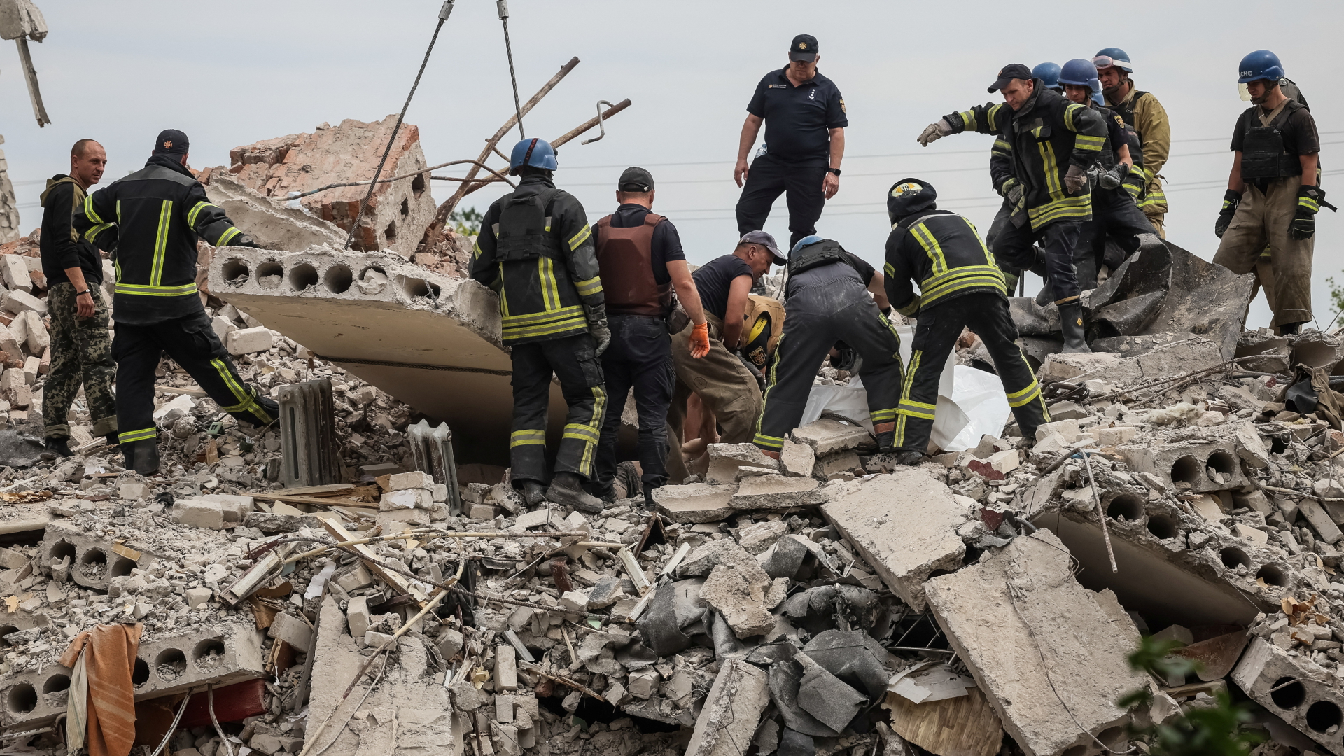 Rettungskräfte suchen nach einem Raketenangriff auf ein Wohnhaus in Tschassiw Jar unter den Trümmern nach Überlebenden. | REUTERS