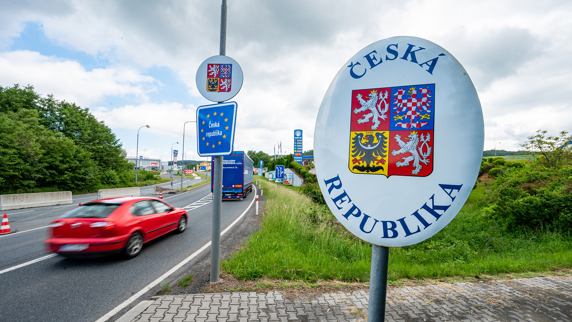 Autos fahren an der deutsch-tschechischen Grenze bei Furth im Wald Richtung Tschechien | dpa