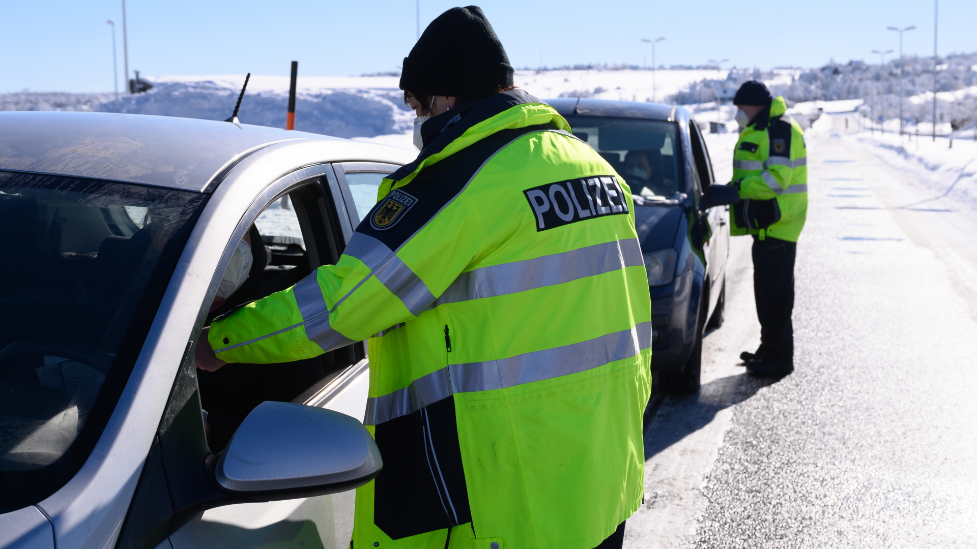 Bundespolizisten kontrollieren Einreisende an der Deutsch-tschechischen Grenze in Sachsen | dpa