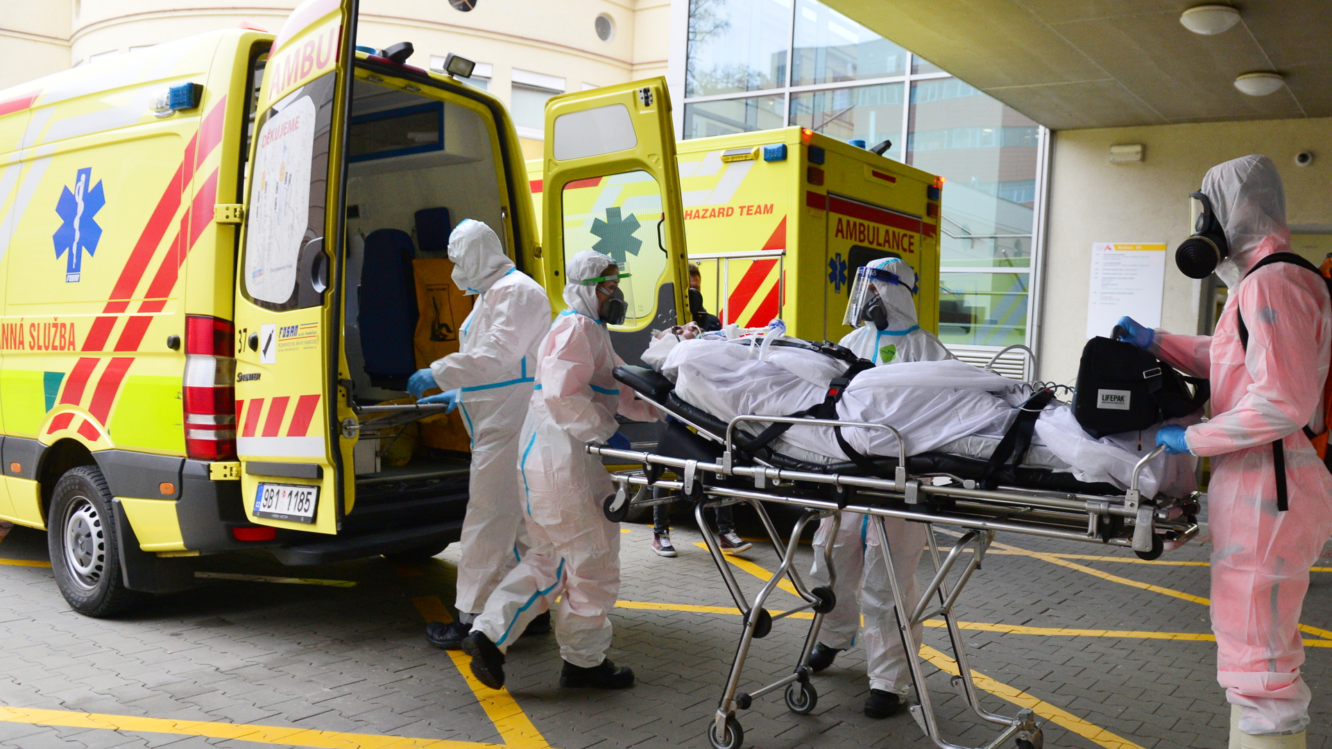 Medizinische Mitarbeiter in der tschechischen Stadt Brünn transportieren einen mit Corona infizierten Patienten. | dpa