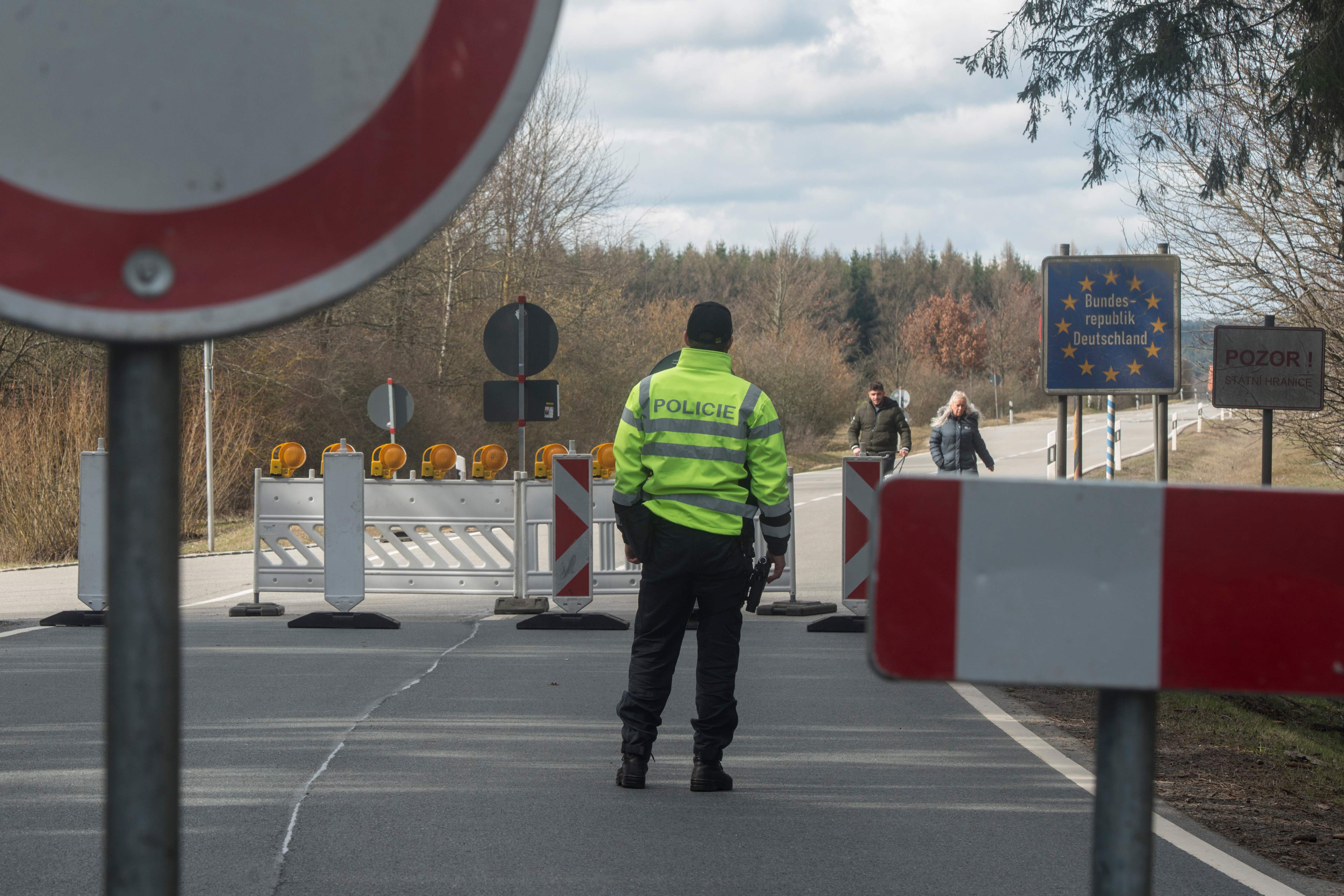 Tschechischer Polizist kontrolliert Grenzübergang nach Deutschland | AFP