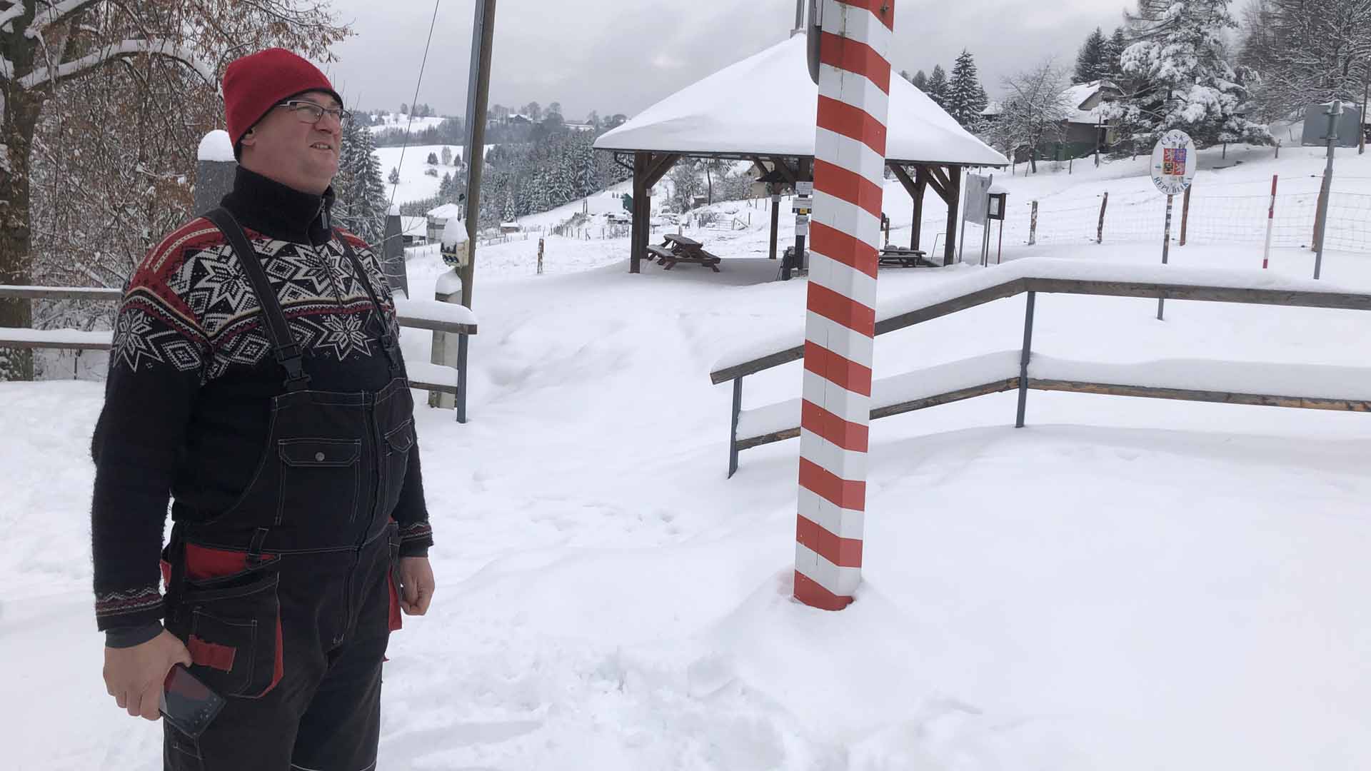  Petr Staňo am Grenzpfahl hinter seinem Haus an der tschechisch-slowakischen Grenze bei Čierne | ARD Prag