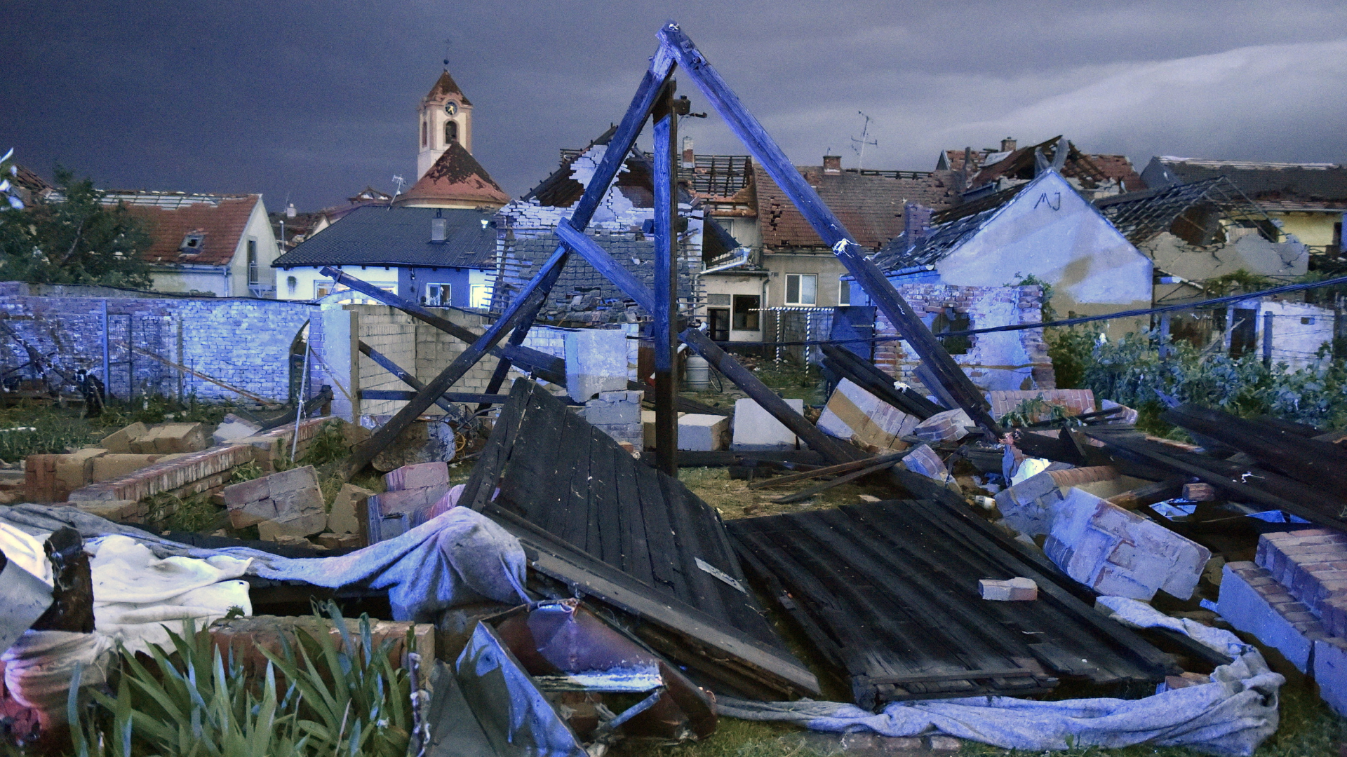Schäden des Tornados in der tschechischen Stadt Moravska Nova Ves.