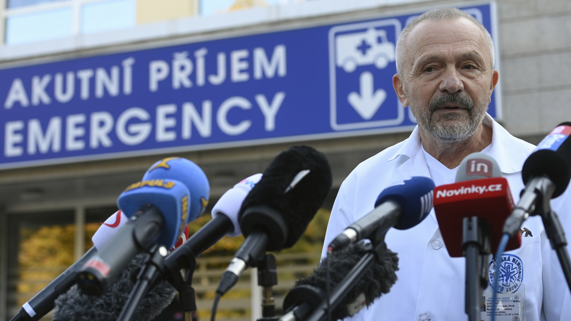 Miroslav Zavoral, der behandelnde Arzt des tschechischen Präsidenten Milos Zeman, tritt vor dem Klinikgebäude vor die Presse. | dpa