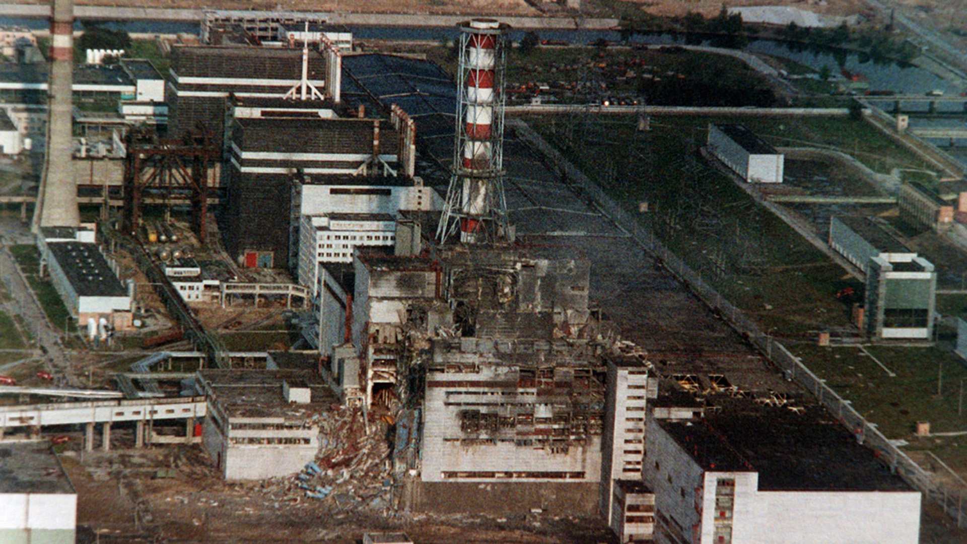 Der zerstörte Reaktorblock in Tschernobyl im Mai 1986