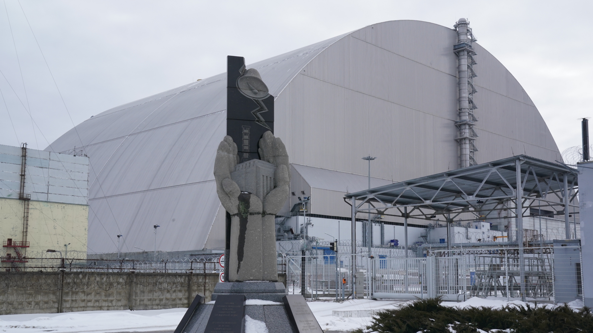 Die Abdeckung des beschädigten Reaktors im Kernkraftwerk Tschernobyl. | dpa