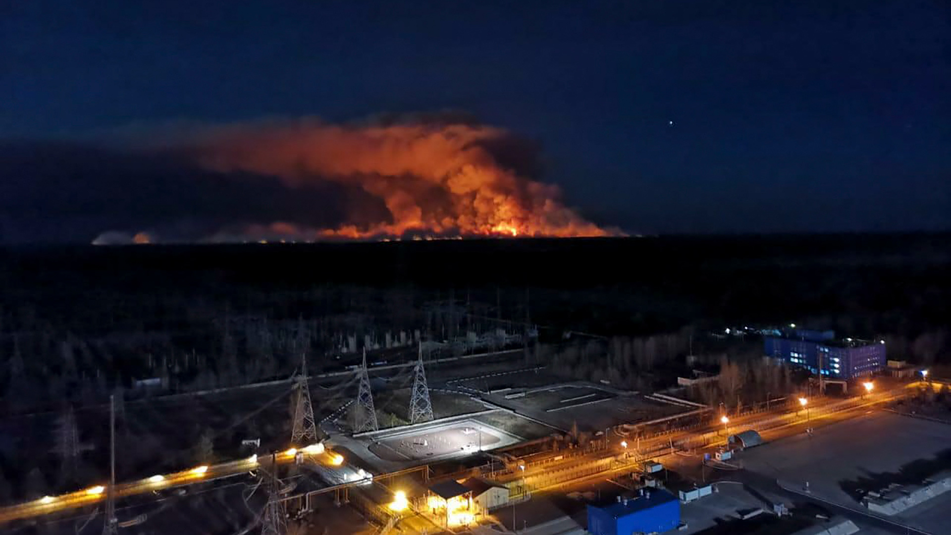 Am Horizont steigen Rauchschwaden von einem Waldbrand in der radioaktiv belasteten Sperrzone um das Kernkraftwerk Tschernobyl auf, Archivbild von 12. April 2020 | dpa