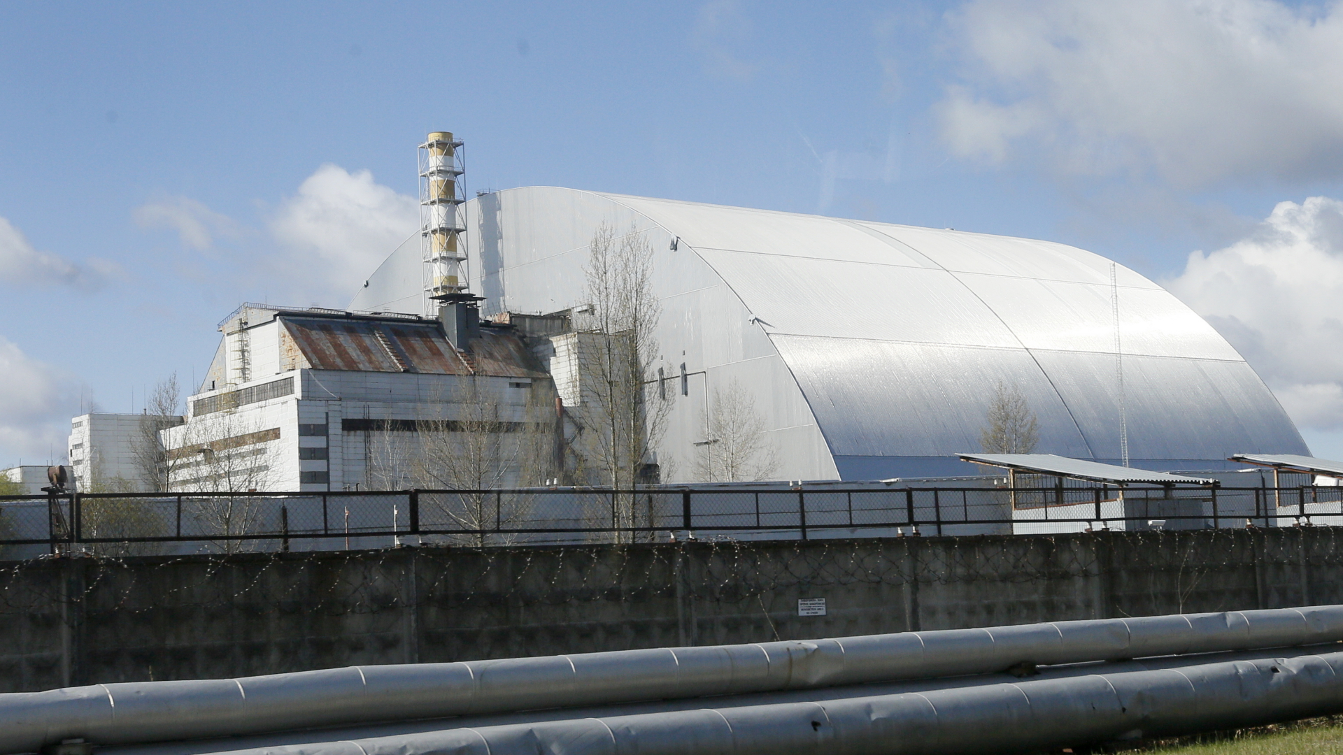  Ein Schutzbau bedeckt den explodierten Reaktor im Kernkraftwerk Tschernobyl (Archivbild). | dpa