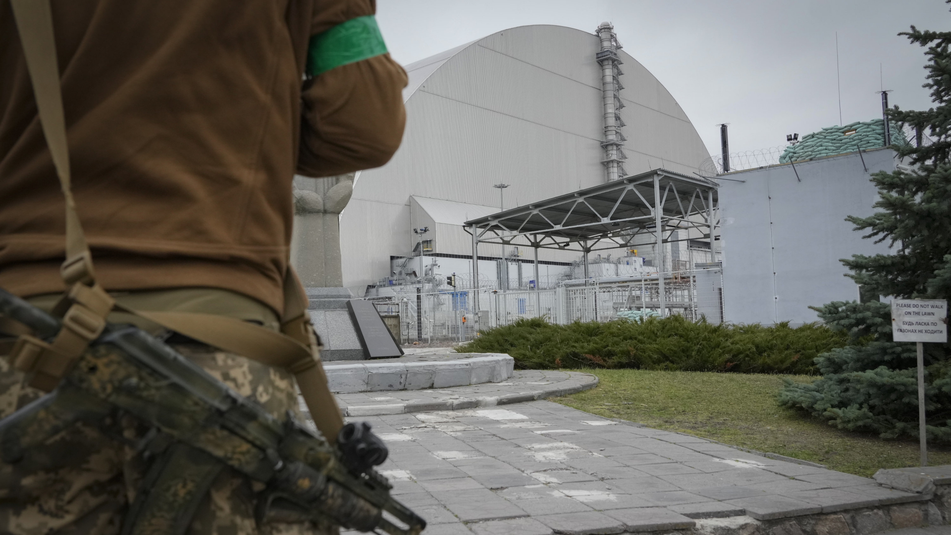Ein ukrainischer Soldat steht Wache vor dem Sarkophag über der Atomruine von Tschernobyl. | AP