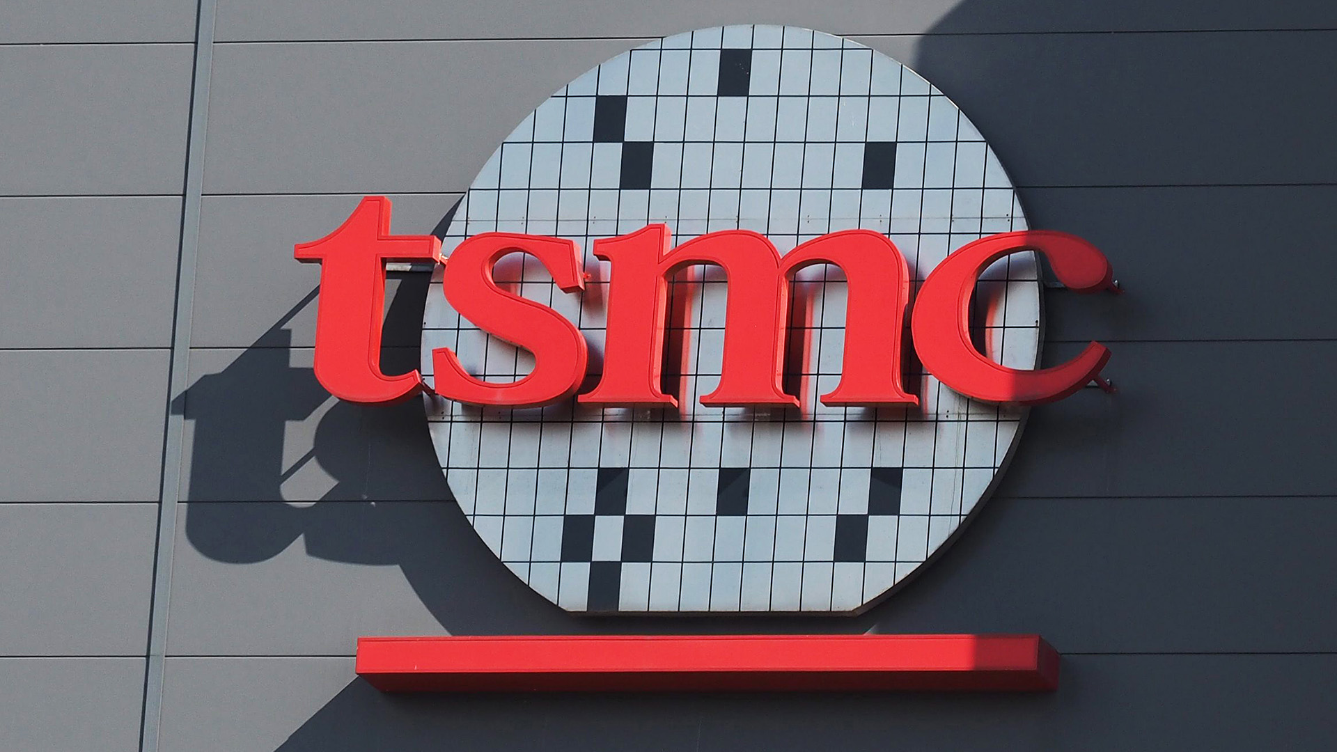 Das Logo des Chipherstellers TSMC an einem Gebäude.