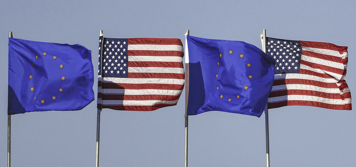 Flaggen der EU und der USA. | dpa