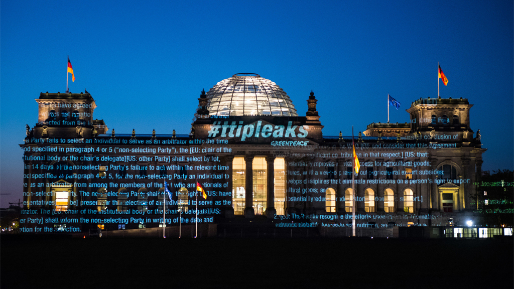 TTIP-Projektion am Berliner Reichstag