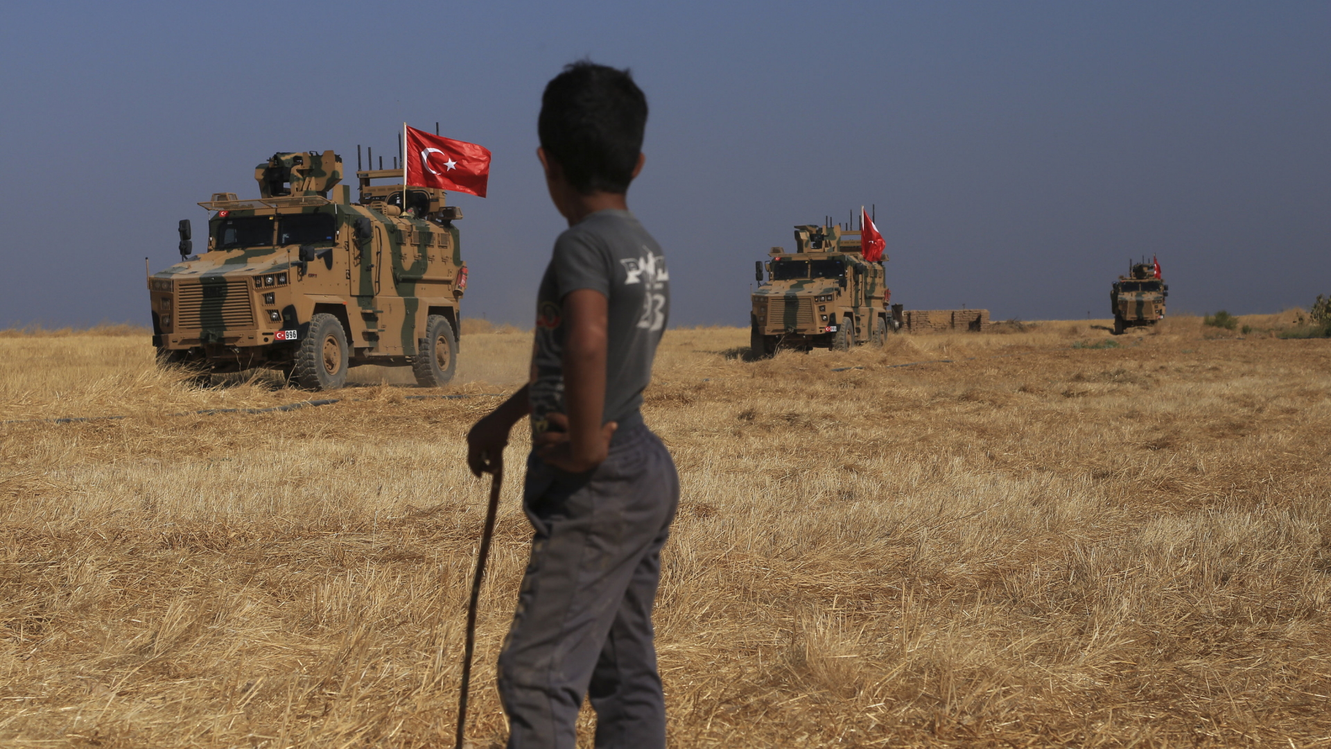 Türkische gepanzerte Fahrzeuge patrouillieren während einer gemeinsamen Bodenpatrouille mit amerikanischen Streitkräften. | dpa