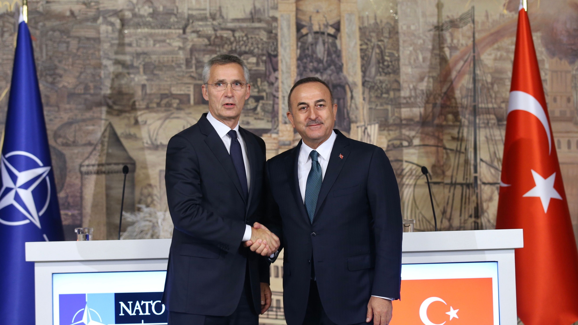 NATO-Generalsekretär Jens Stoltenberg und der türkische Außenminister Mevlüt Cavusoglu
