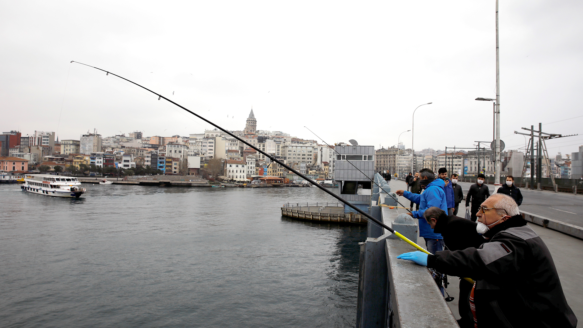 Angler an der Galata Brücke in Istanbul | Bildquelle: REUTERS