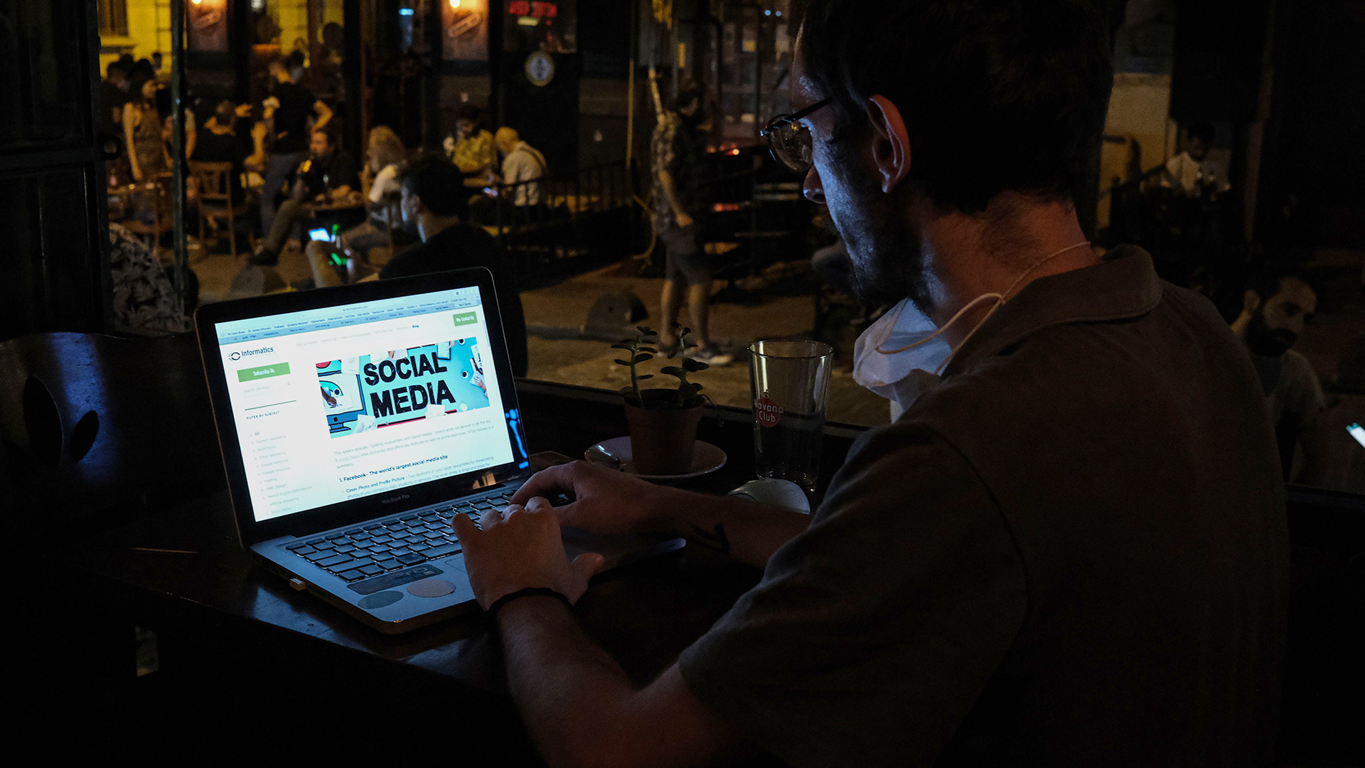 Ein Mann liest am in einem Café in Istanbul Nachrichten über soziale Medien.  | SEDAT SUNA/EPA-EFE/Shutterstock