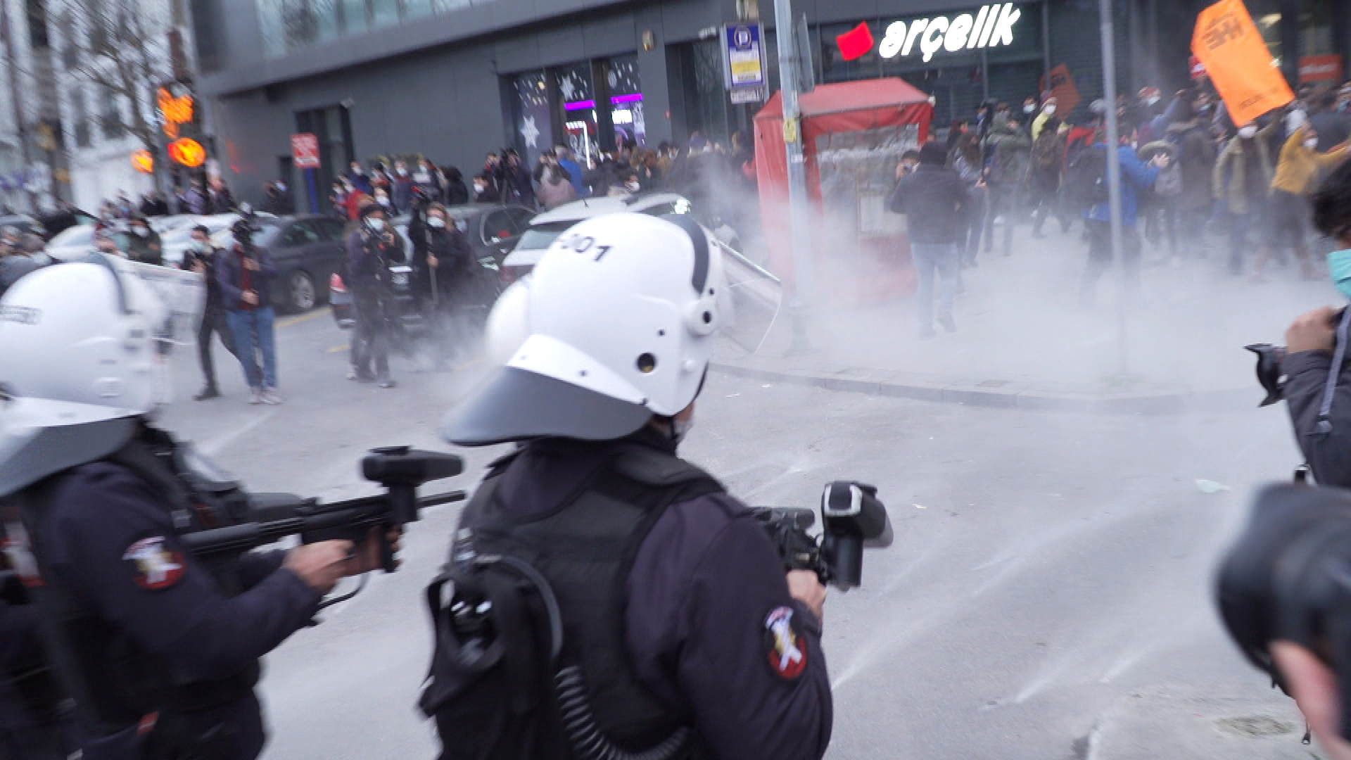 Polizisten lösen Demonstration auf | ARD Istanbul