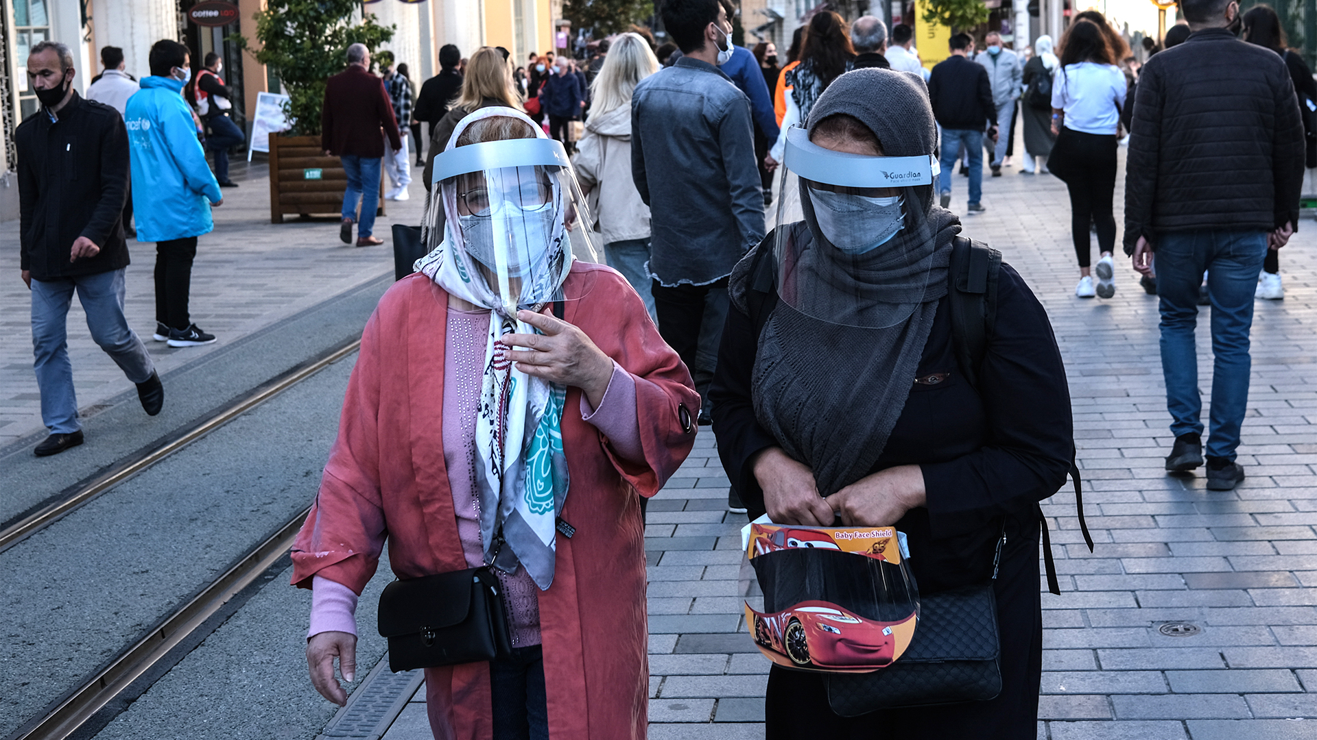 Frauen tragen einen Gesichtsschutz, während sie ihre Zeit an einem sonnigen Tag auf der Istiklal Straße in Istanbul, genießen. Die Türkei verzeichnete in den letzten 24 Stunden 49.584 neue Coronavirus-Fälle | EPA